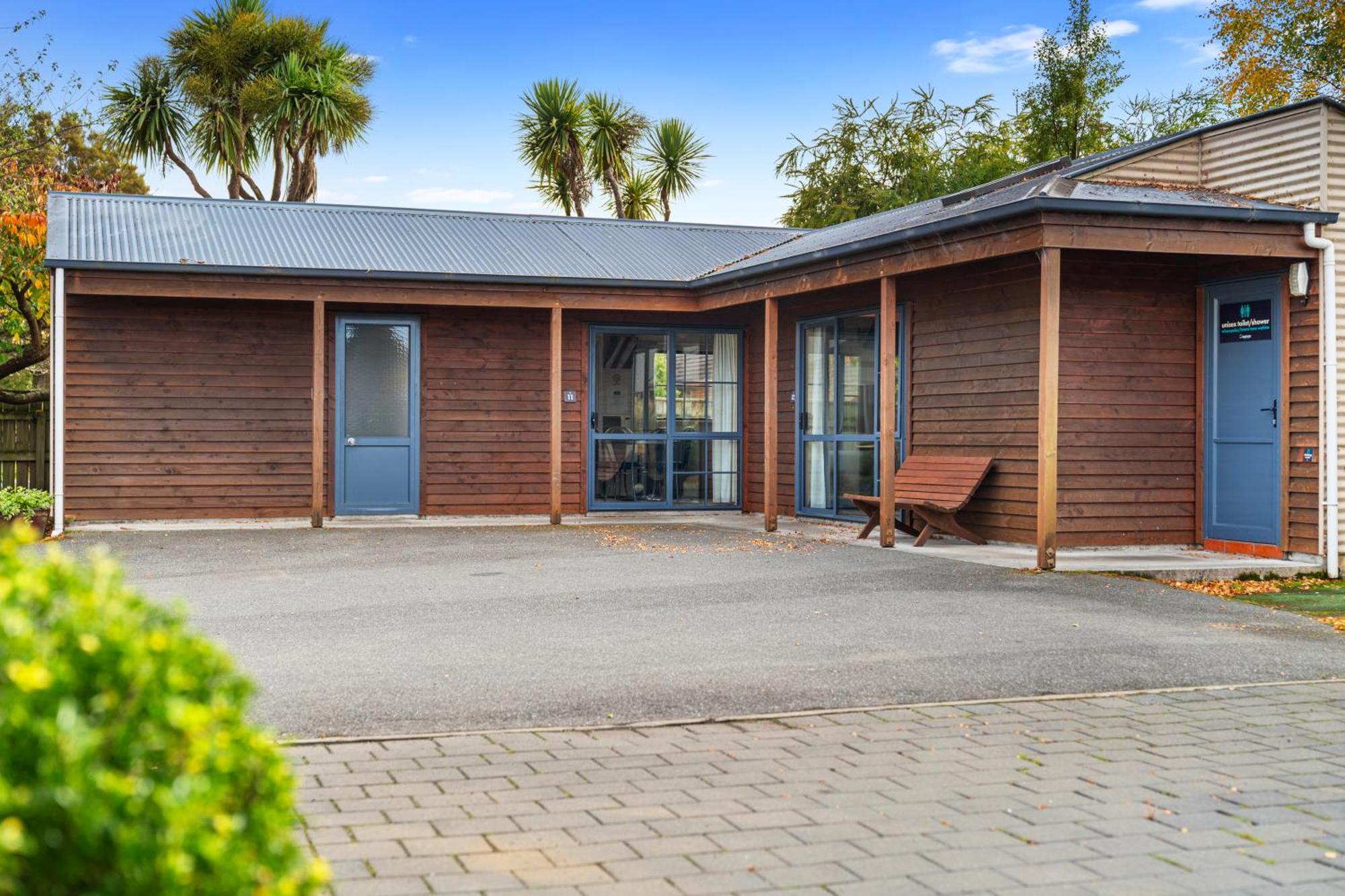 Tasman Holiday Parks - تي أناو المظهر الخارجي الصورة The entrance to the school's library