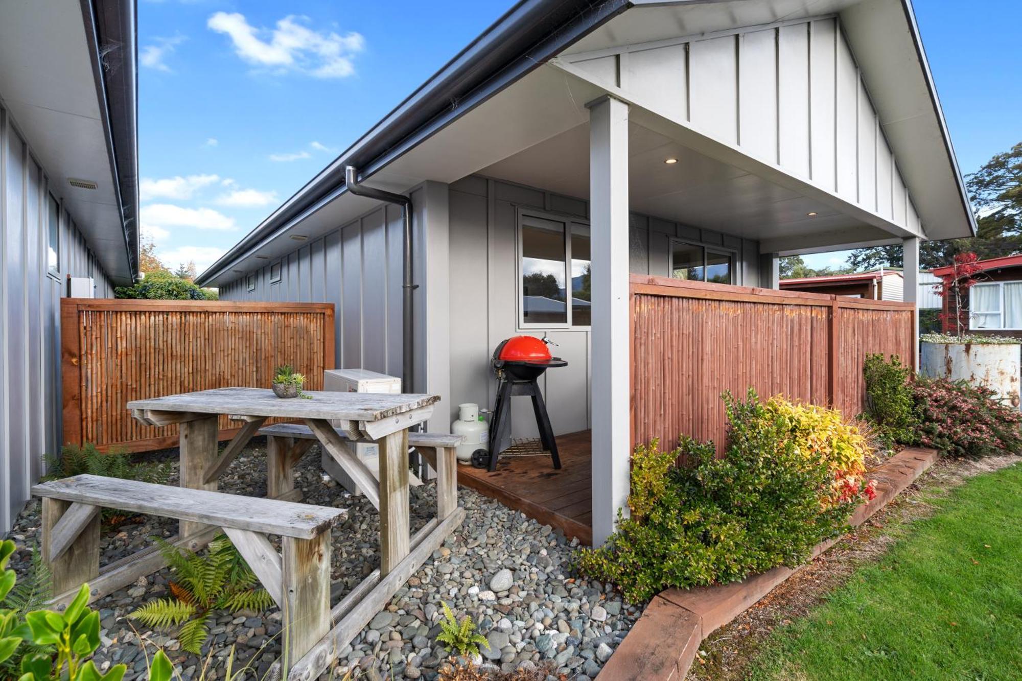 Tasman Holiday Parks - تي أناو المظهر الخارجي الصورة A typical Kiwibuild home in Hamilton