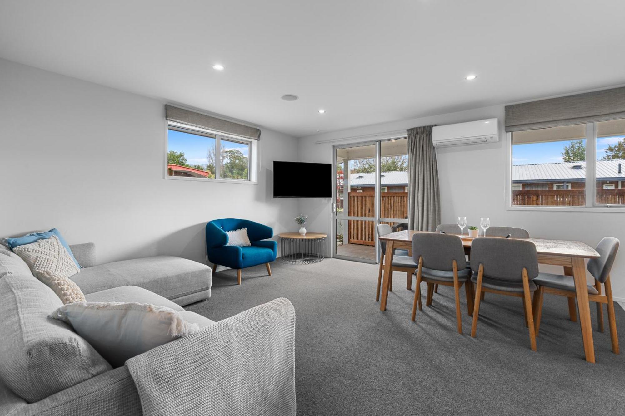 Tasman Holiday Parks - تي أناو المظهر الخارجي الصورة A staged living room