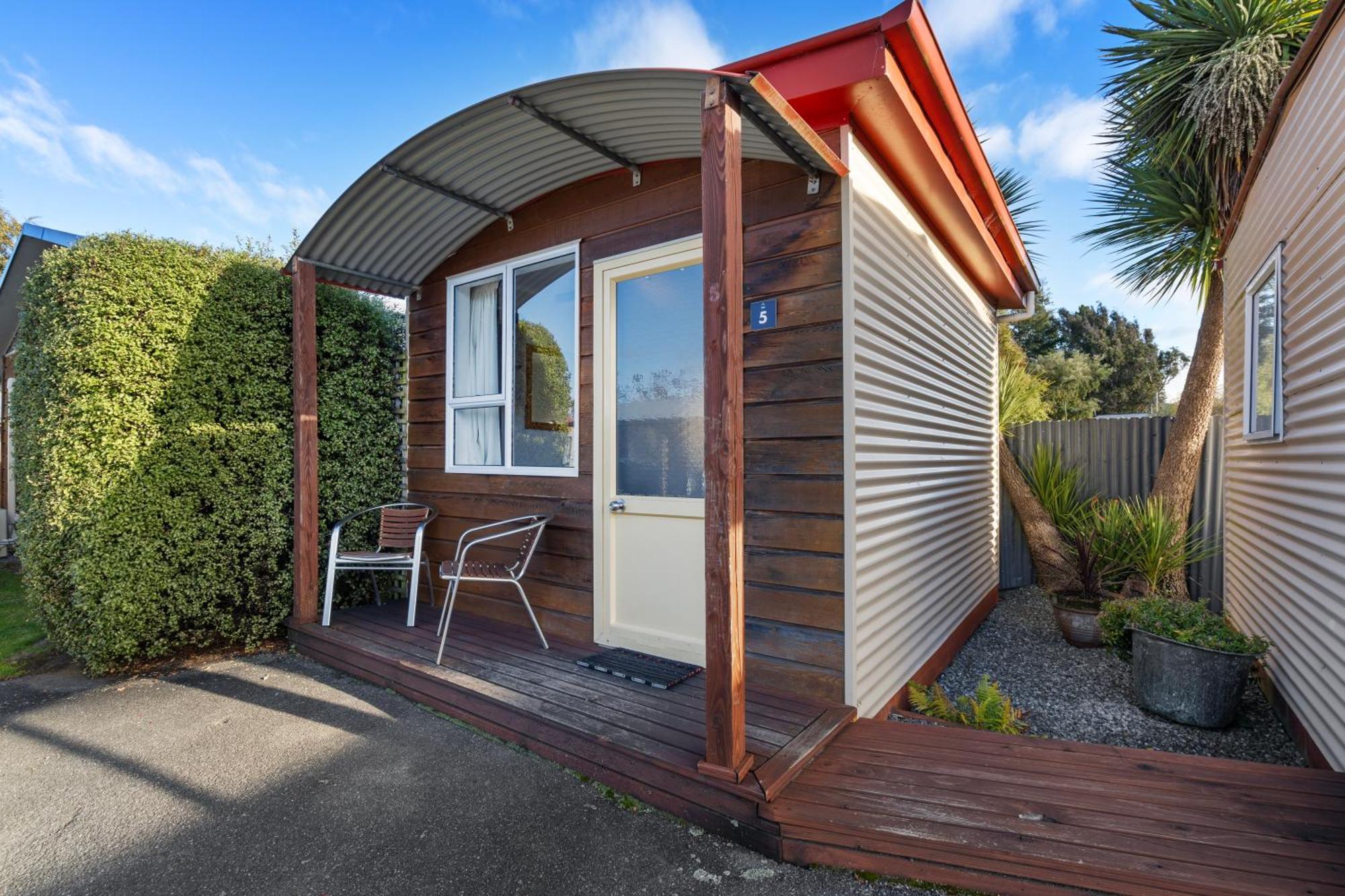 Tasman Holiday Parks - تي أناو المظهر الخارجي الصورة A bach in Wellington, New Zealand