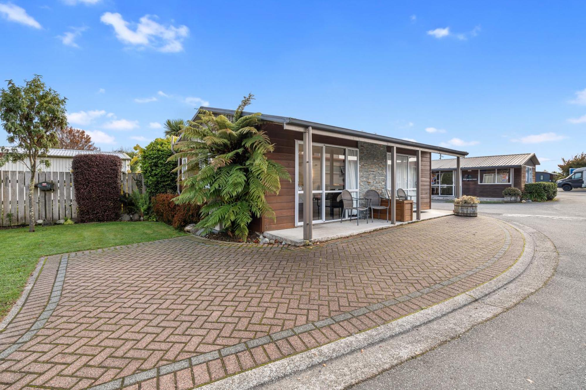 Tasman Holiday Parks - تي أناو المظهر الخارجي الصورة A typical bach in the Bay of Plenty