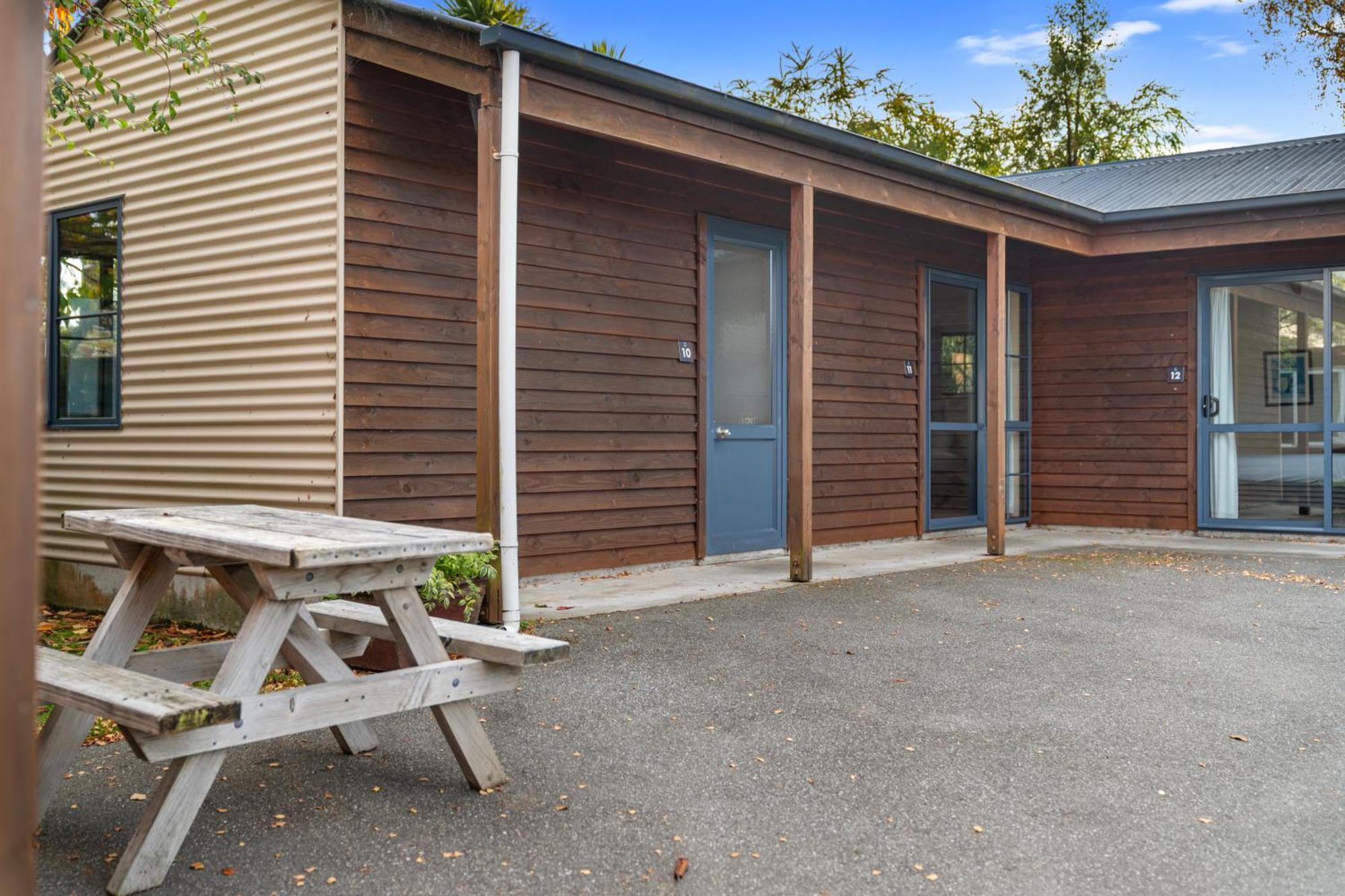 Tasman Holiday Parks - تي أناو المظهر الخارجي الصورة The old school building