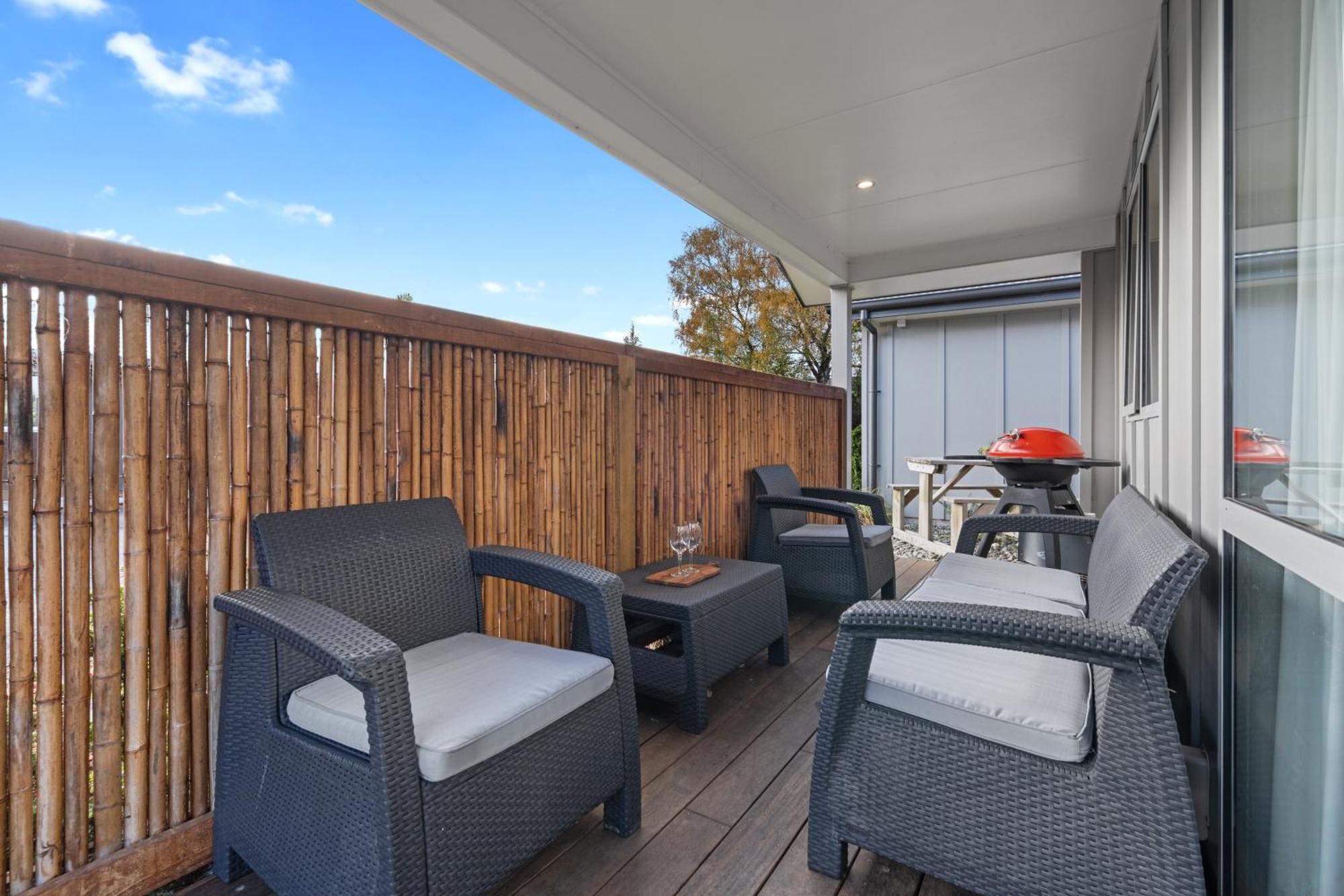 Tasman Holiday Parks - تي أناو المظهر الخارجي الصورة A balcony