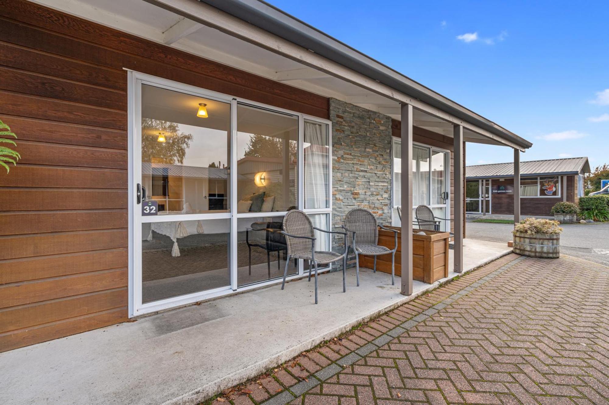 Tasman Holiday Parks - تي أناو المظهر الخارجي الصورة A typical motel room