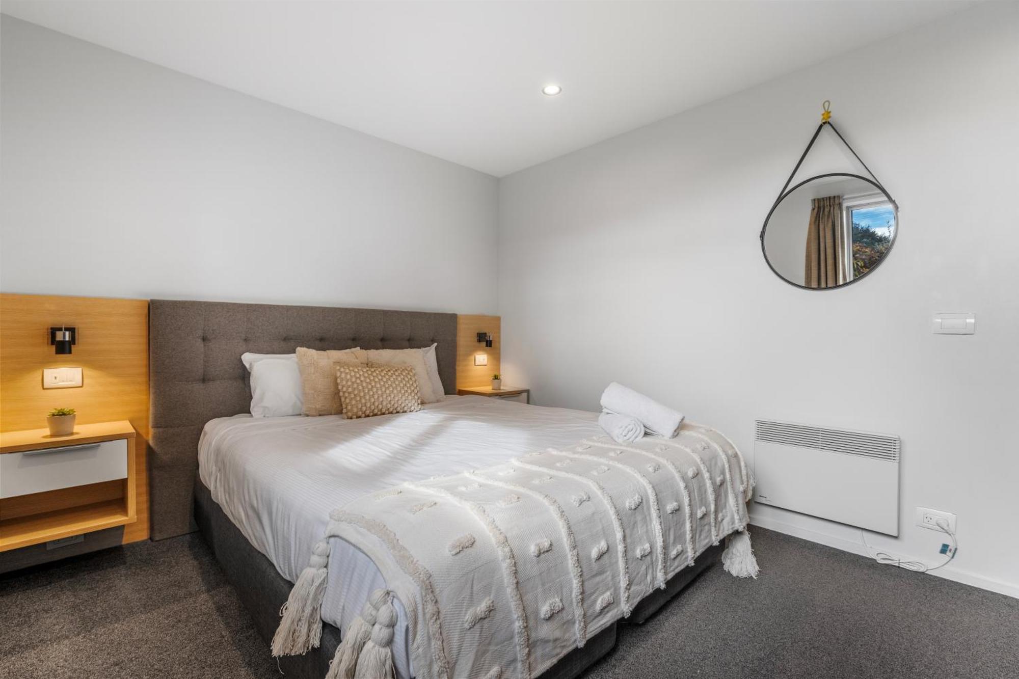 Tasman Holiday Parks - تي أناو المظهر الخارجي الصورة A bedroom in a modern house