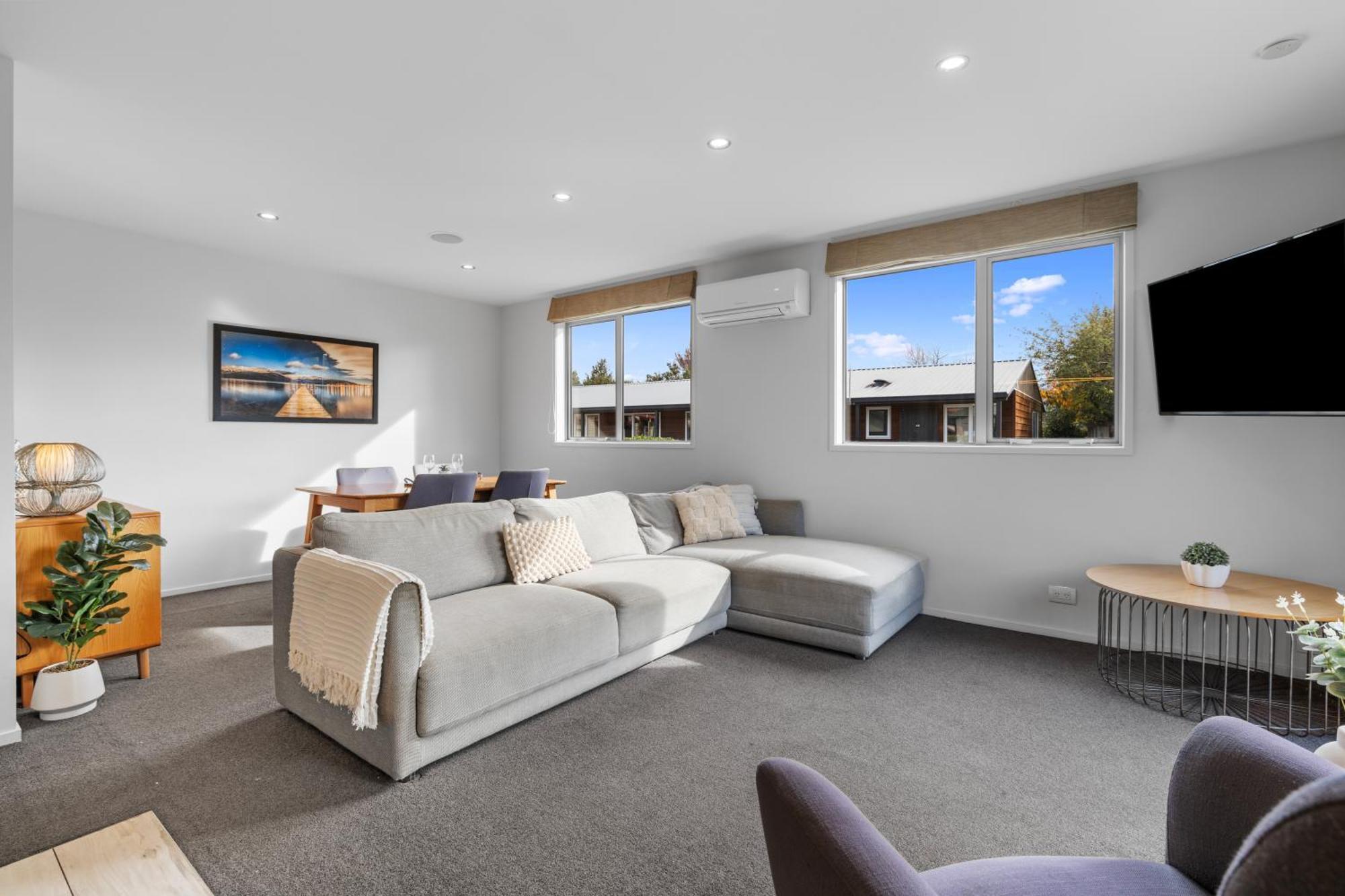 Tasman Holiday Parks - تي أناو المظهر الخارجي الصورة A living room in a house