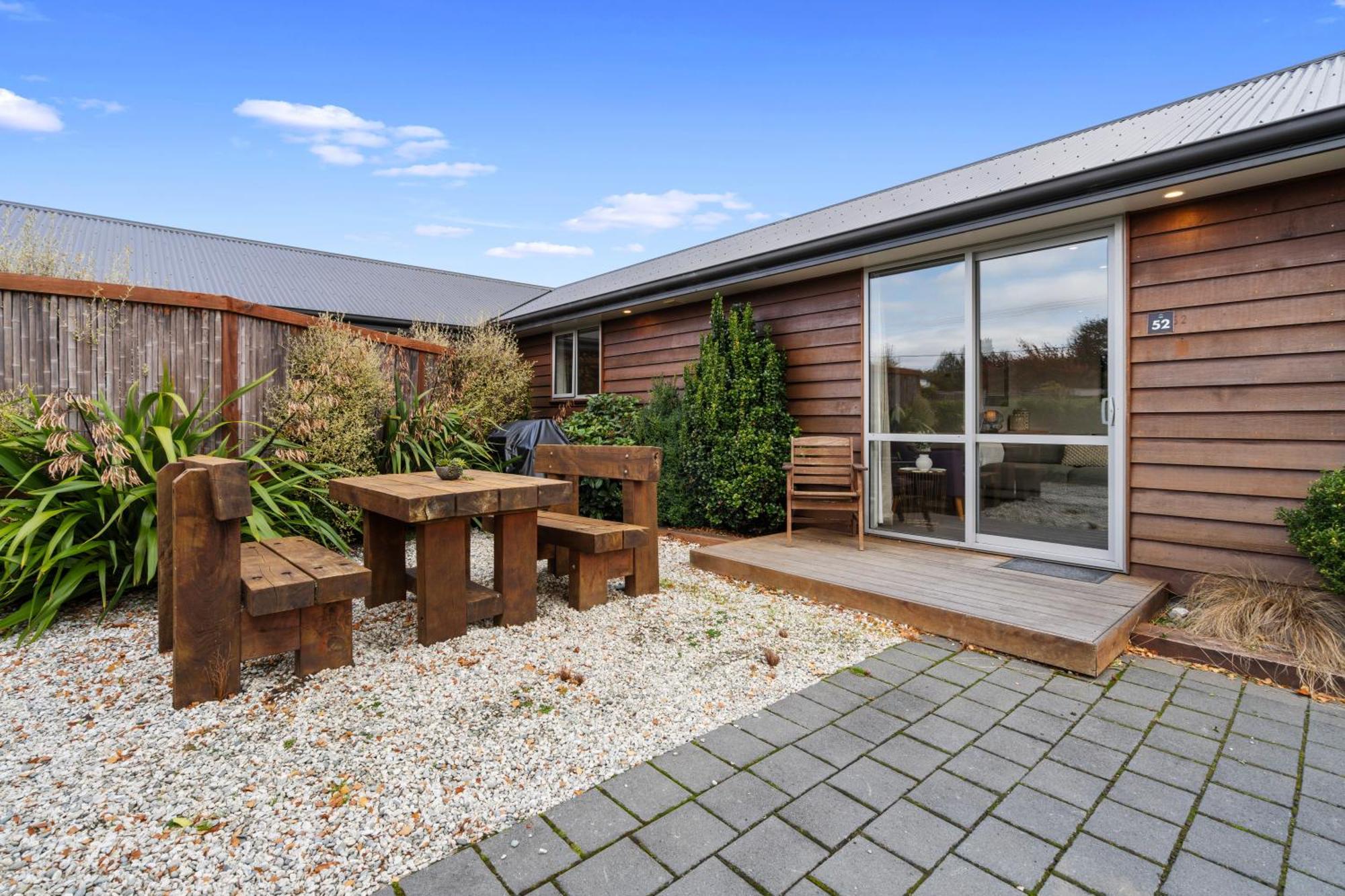Tasman Holiday Parks - تي أناو المظهر الخارجي الصورة A house in the suburb of Flat Bush, Auckland, New Zealand.