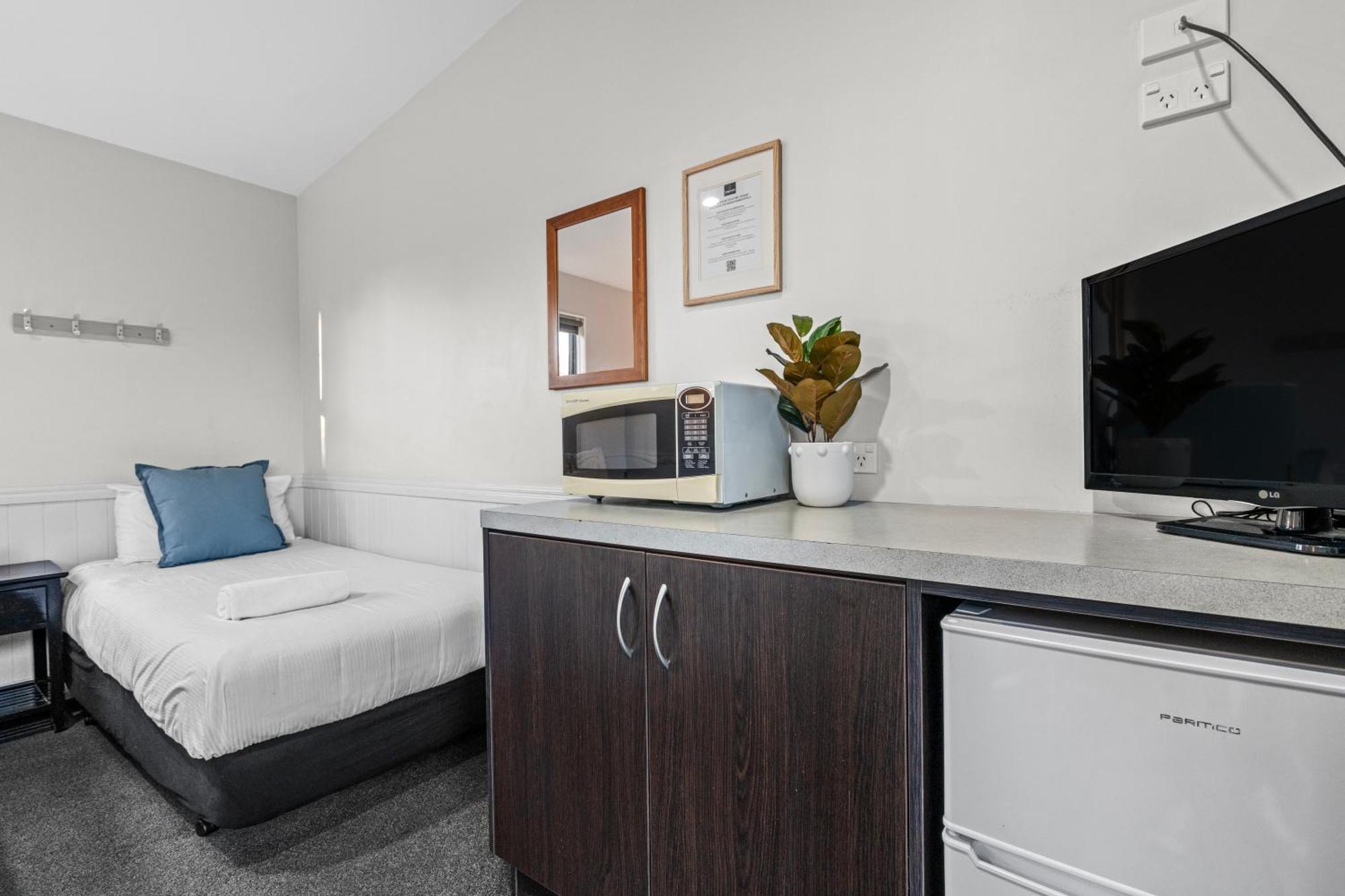 Tasman Holiday Parks - تي أناو المظهر الخارجي الصورة A typical studio apartment
