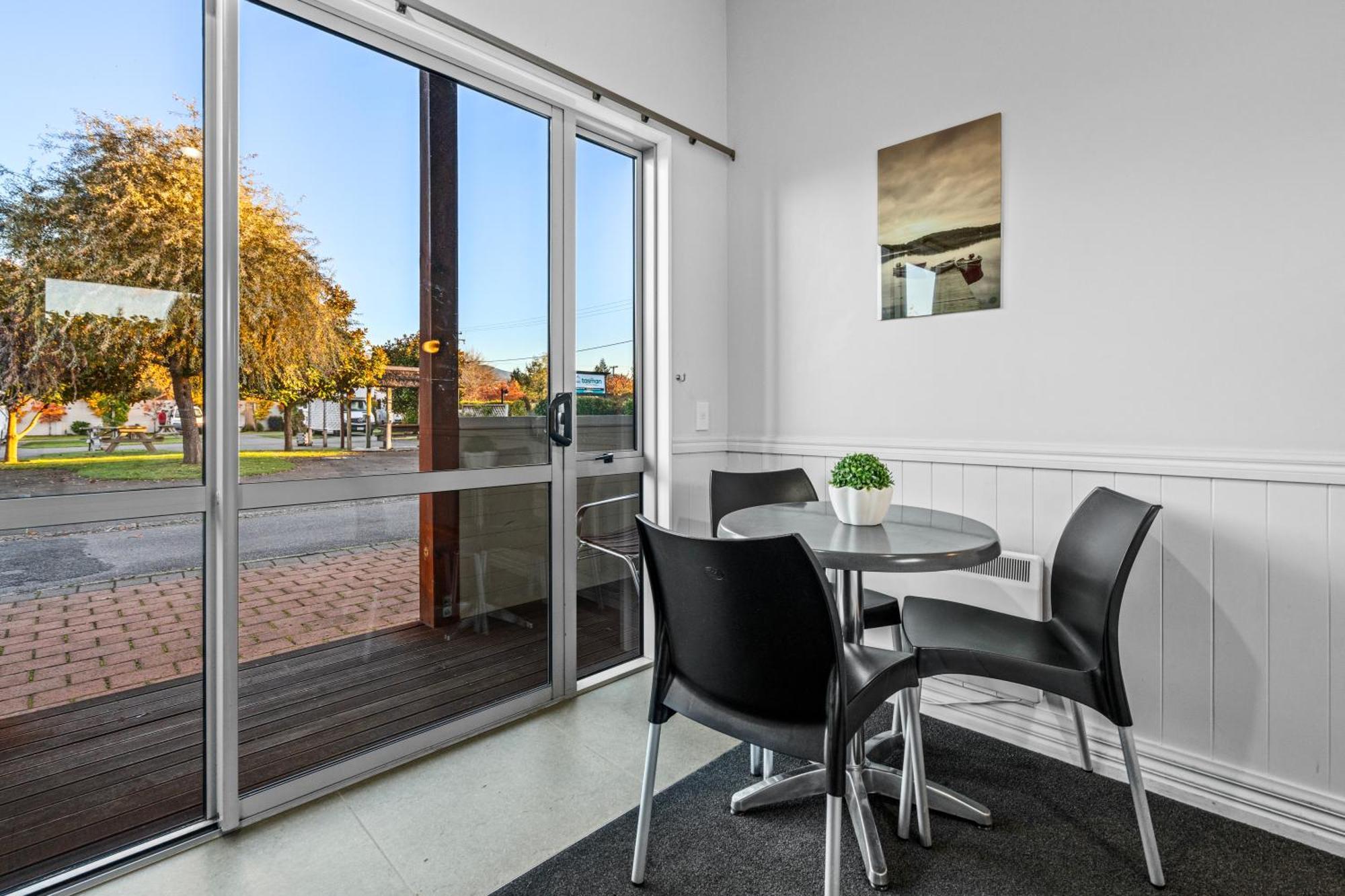 Tasman Holiday Parks - تي أناو المظهر الخارجي الصورة Interior of the terminal