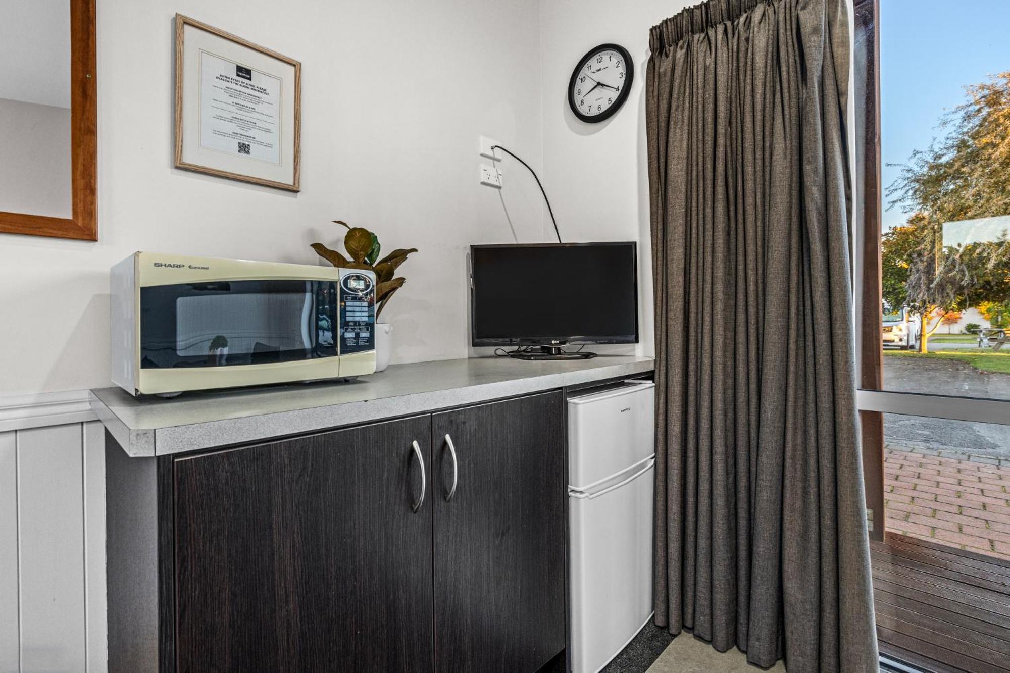 Tasman Holiday Parks - تي أناو المظهر الخارجي الصورة A curtain in a kitchen