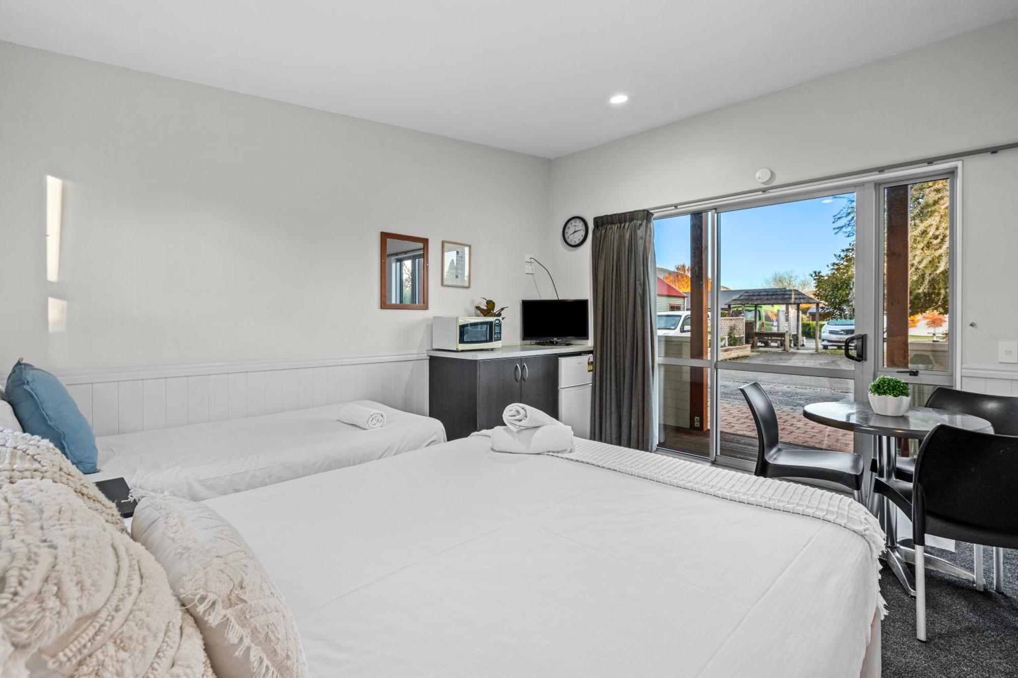 Tasman Holiday Parks - تي أناو المظهر الخارجي الصورة A typical studio room at a motel
