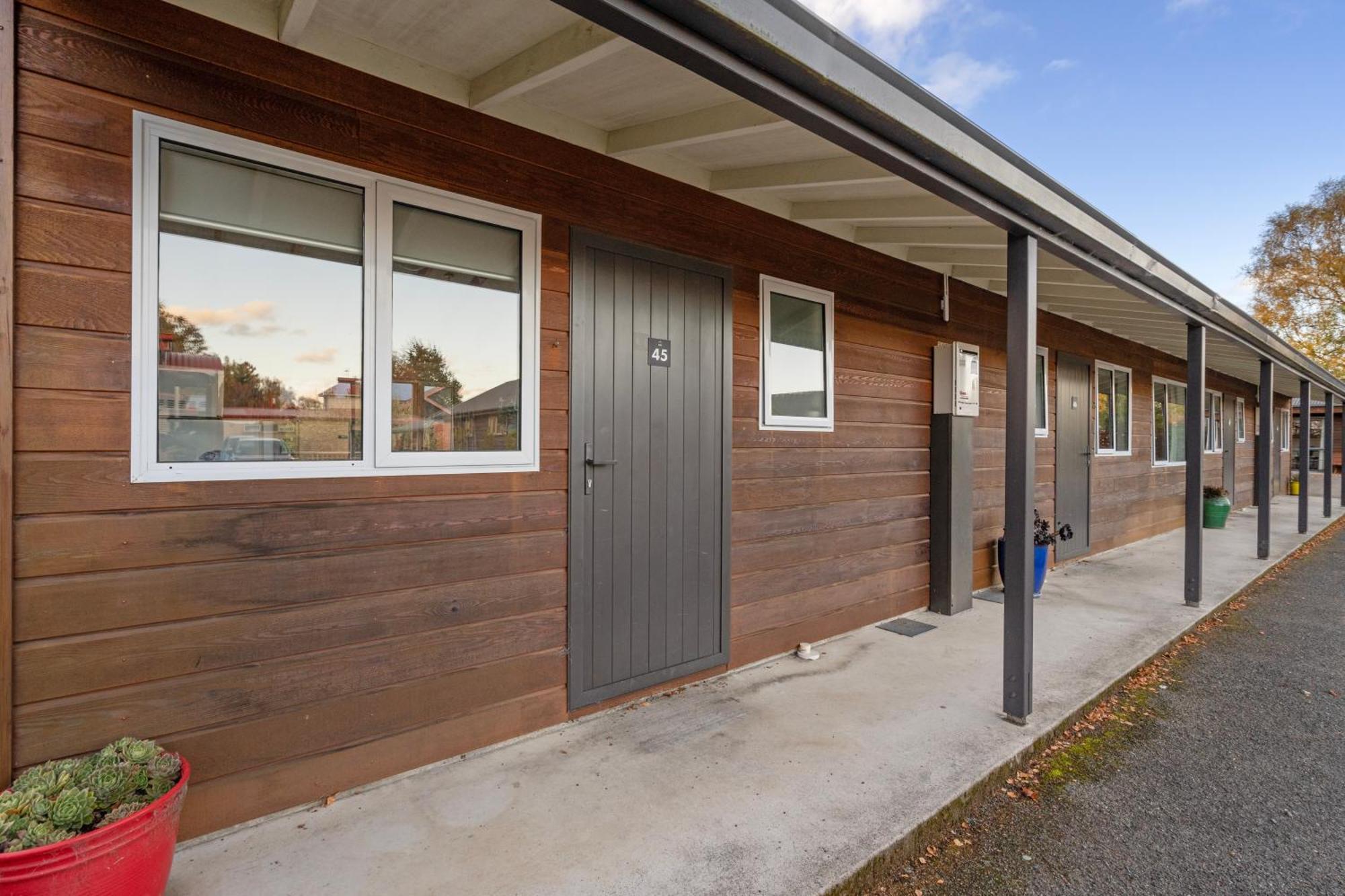 Tasman Holiday Parks - تي أناو المظهر الخارجي الصورة The exterior of the hostel