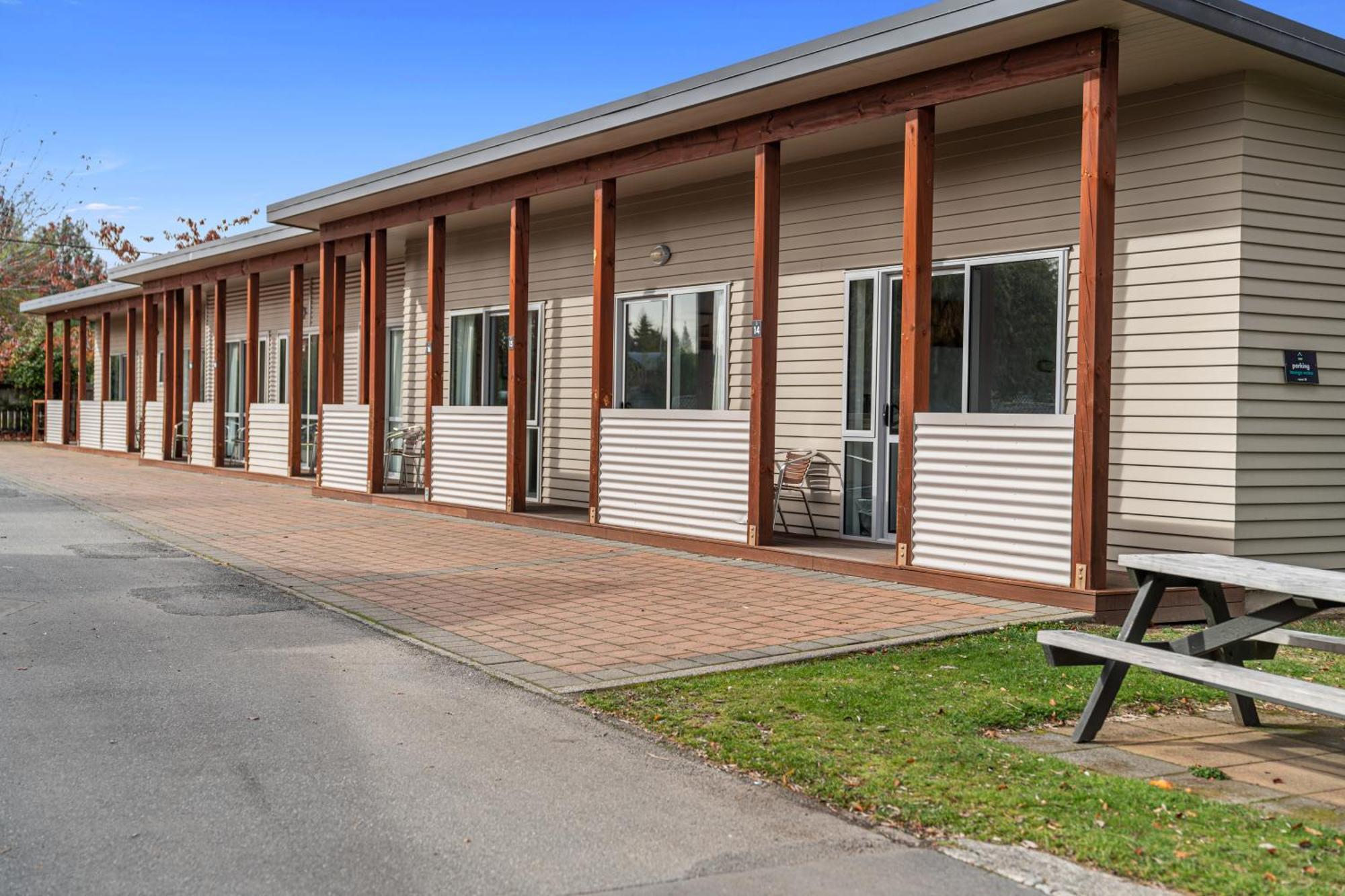 Tasman Holiday Parks - تي أناو المظهر الخارجي الصورة The motel at the station