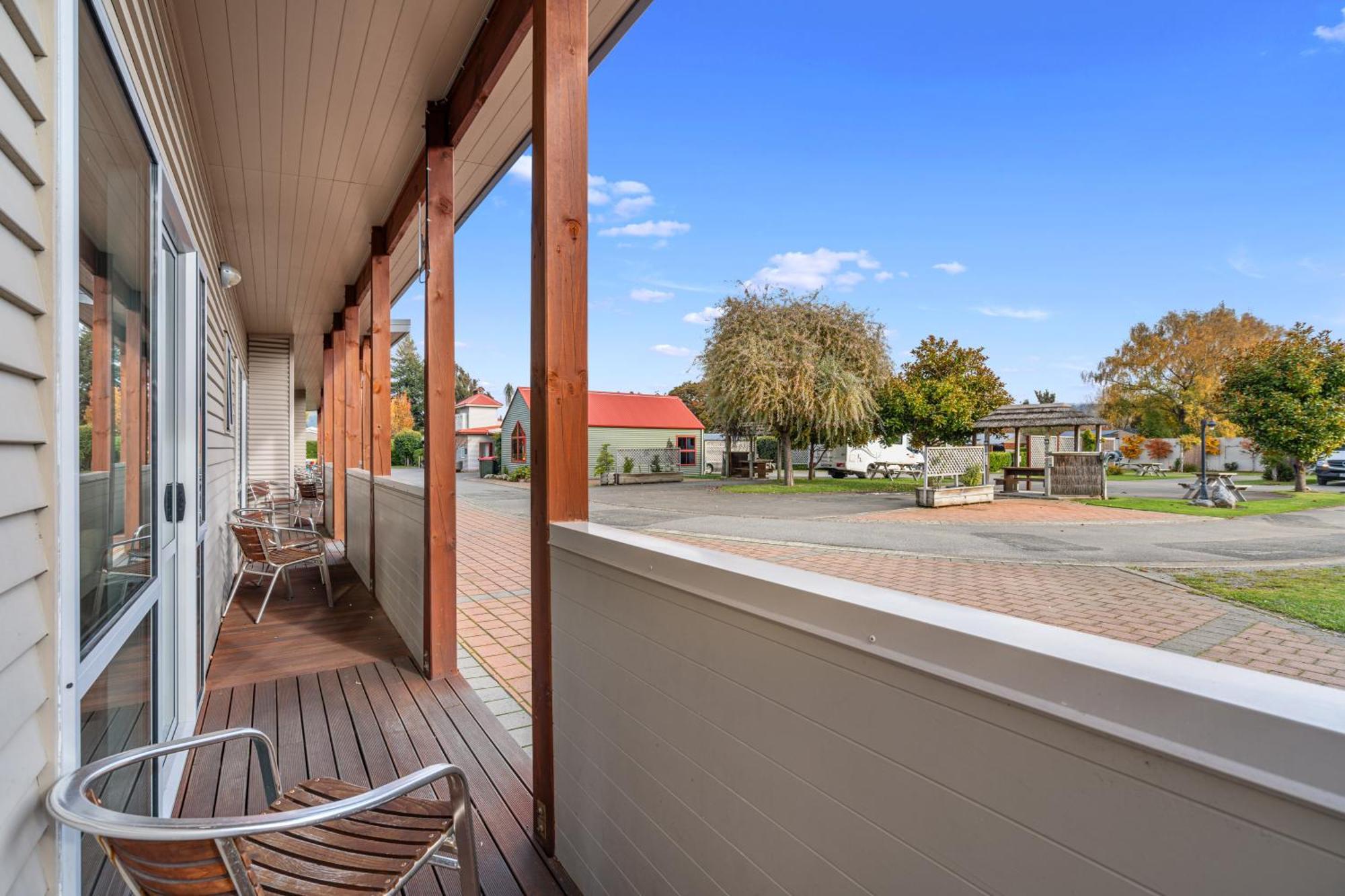 Tasman Holiday Parks - تي أناو المظهر الخارجي الصورة The deck of a one-bedroom apartment at the hotel