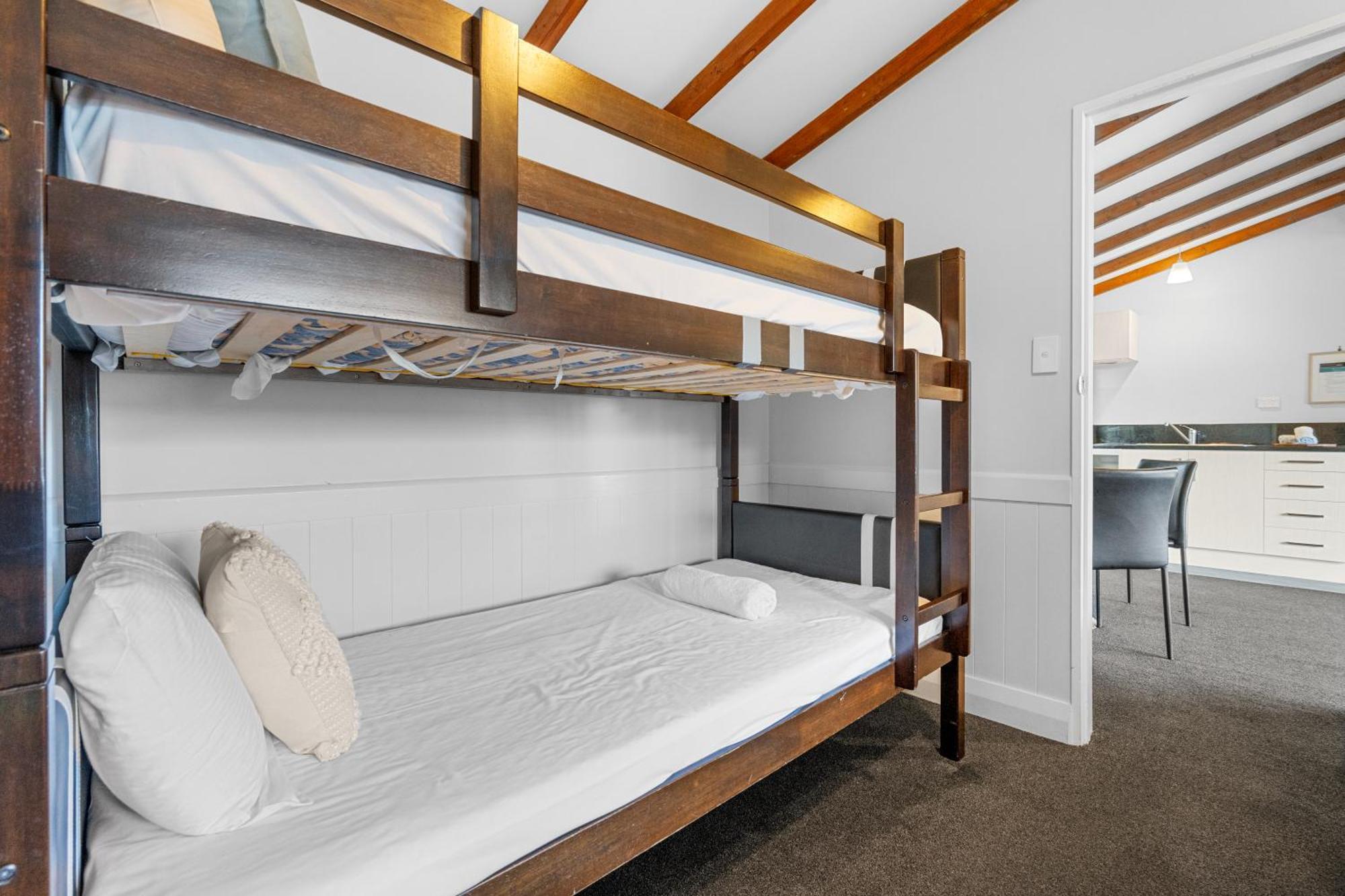 Tasman Holiday Parks - تي أناو المظهر الخارجي الصورة Bunk beds in a motel