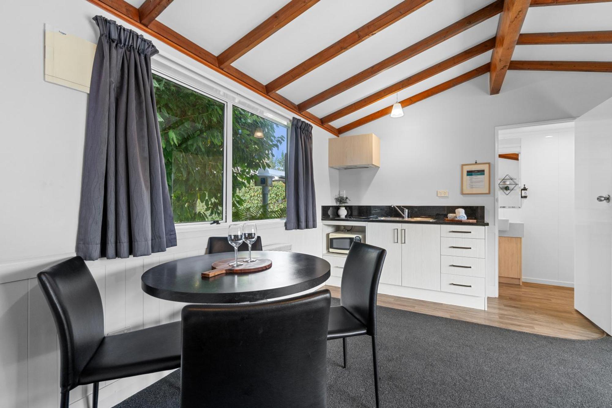 Tasman Holiday Parks - تي أناو المظهر الخارجي الصورة Kitchenette in a typical motel room