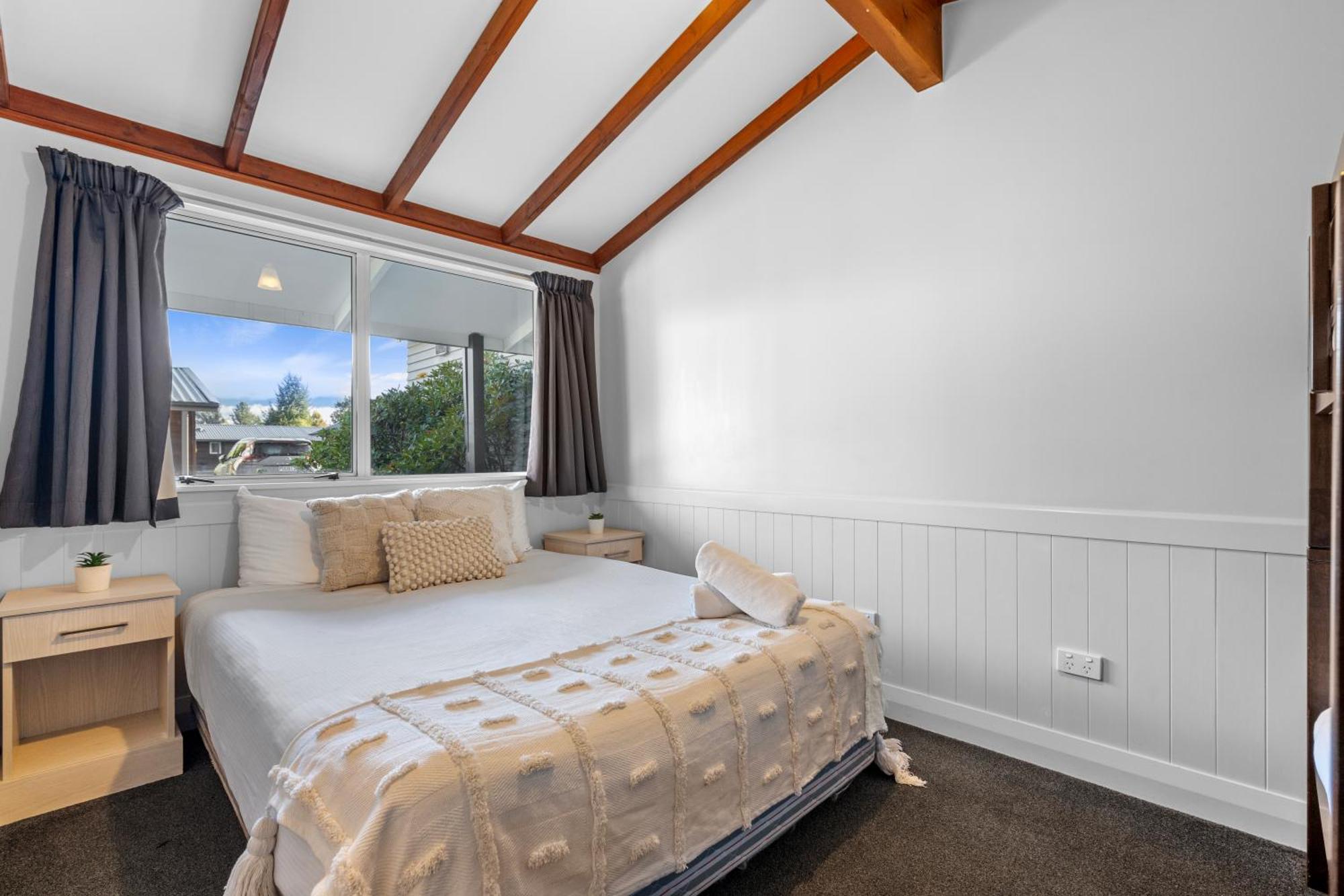 Tasman Holiday Parks - تي أناو المظهر الخارجي الصورة A bedroom with a high ceiling