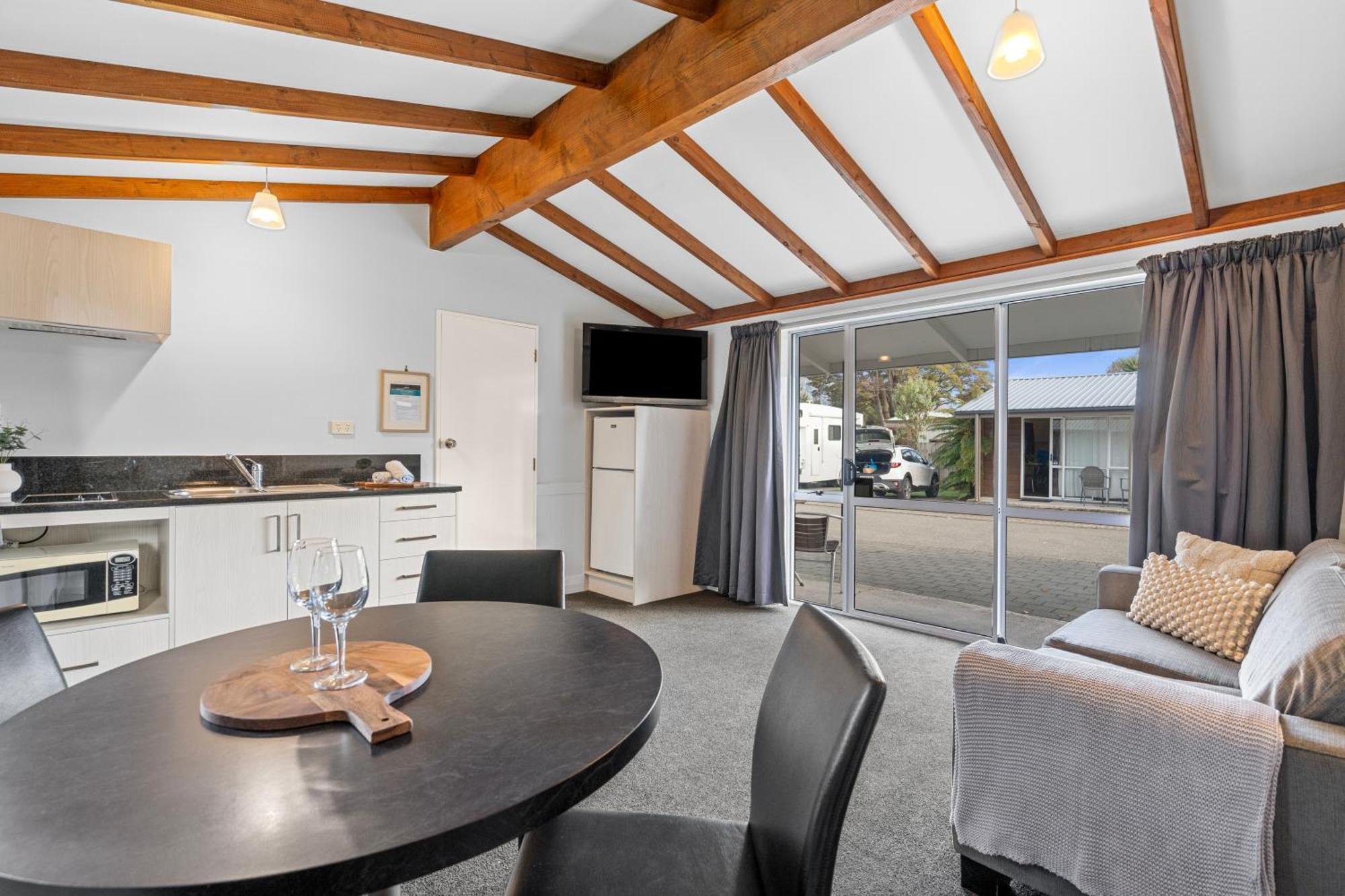 Tasman Holiday Parks - تي أناو المظهر الخارجي الصورة A typical two bedroom apartment