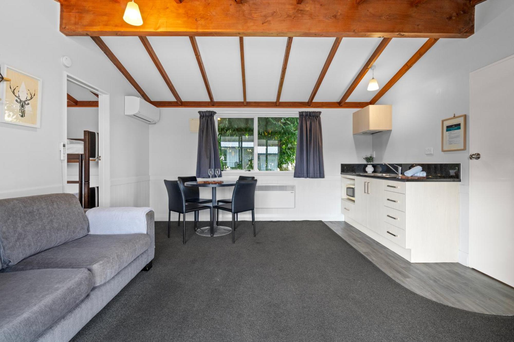 Tasman Holiday Parks - تي أناو المظهر الخارجي الصورة A typical studio apartment