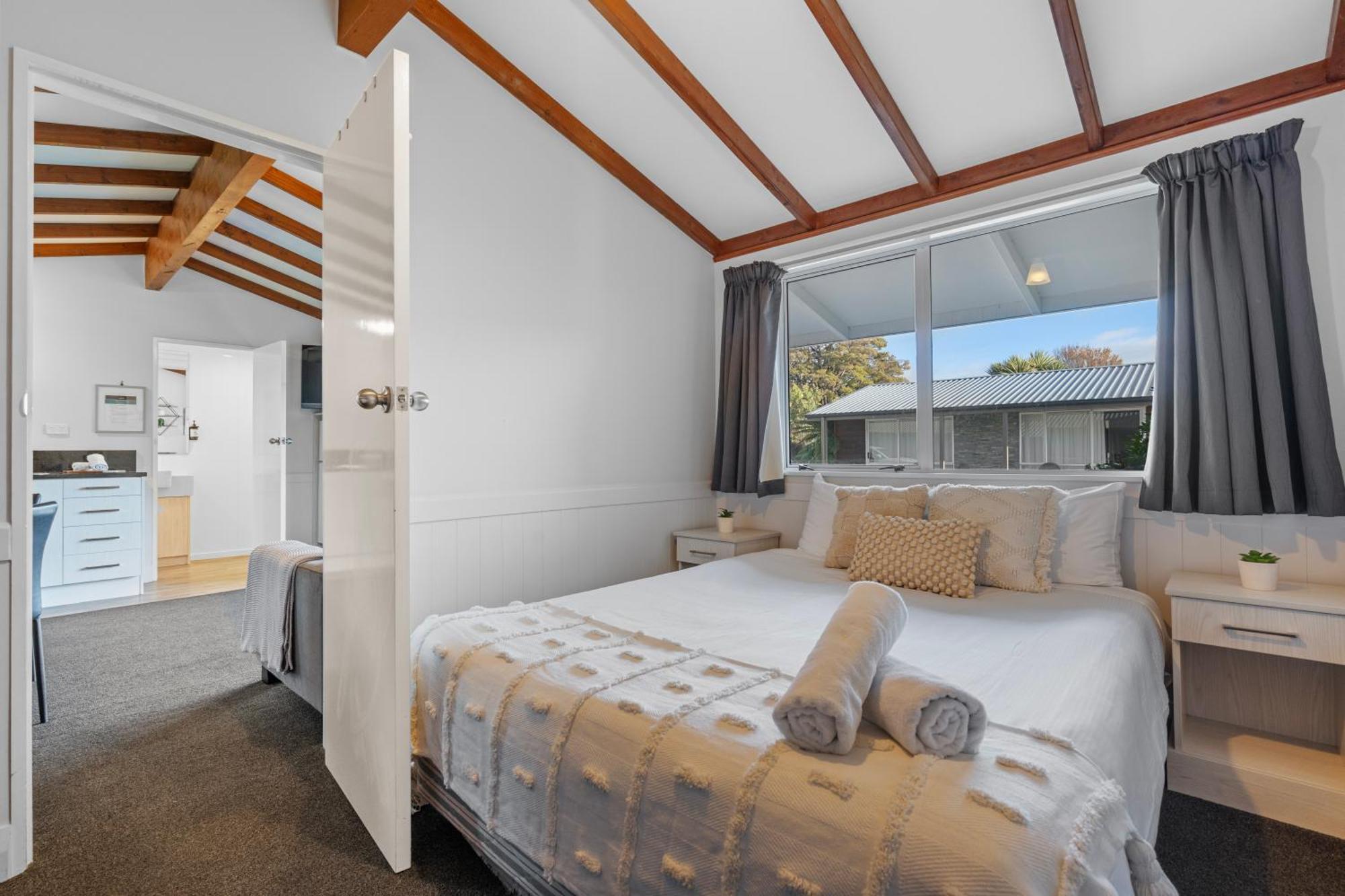 Tasman Holiday Parks - تي أناو المظهر الخارجي الصورة A studio apartment in New Zealand