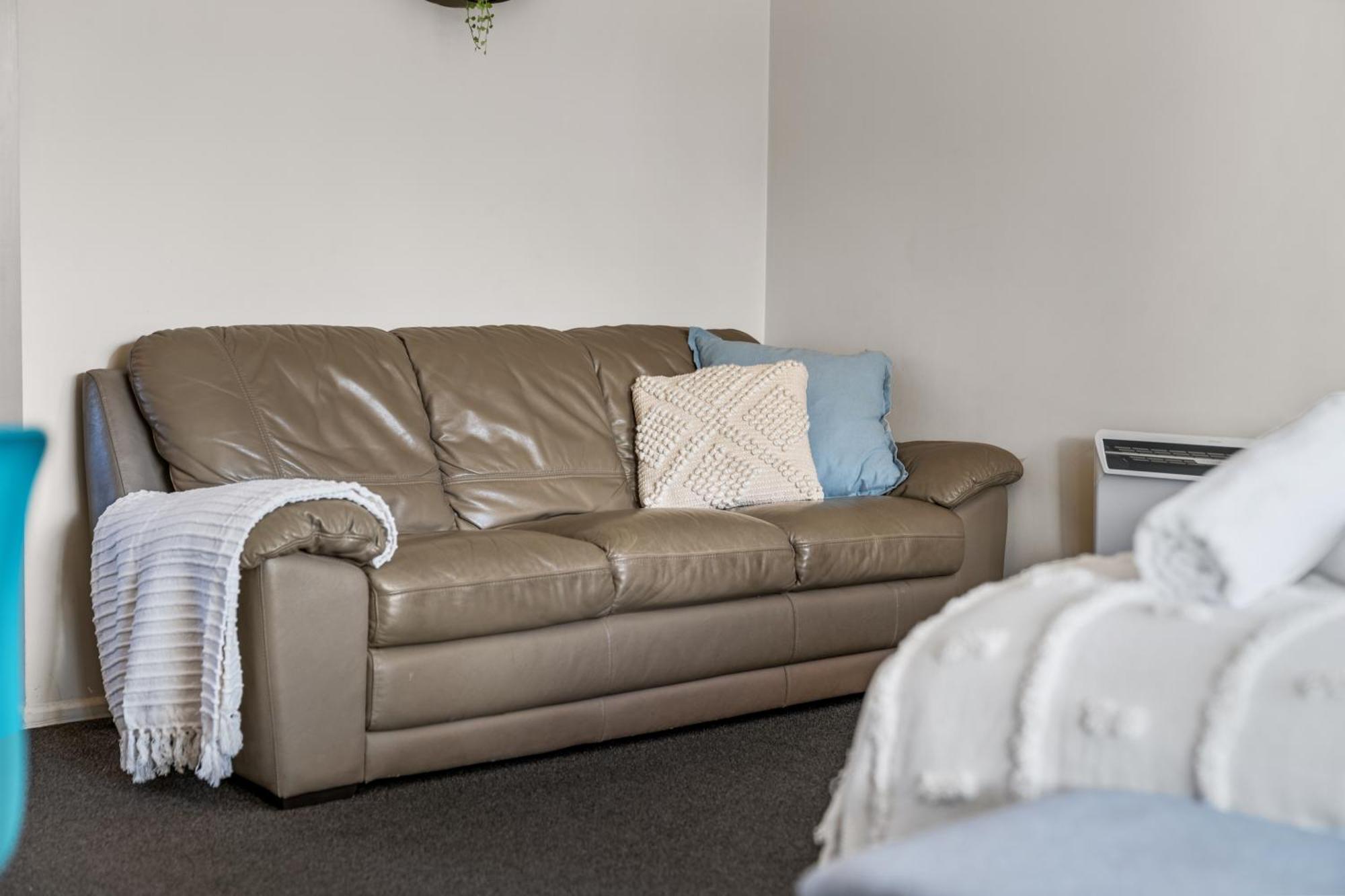 Tasman Holiday Parks - تي أناو المظهر الخارجي الصورة A leather sofa