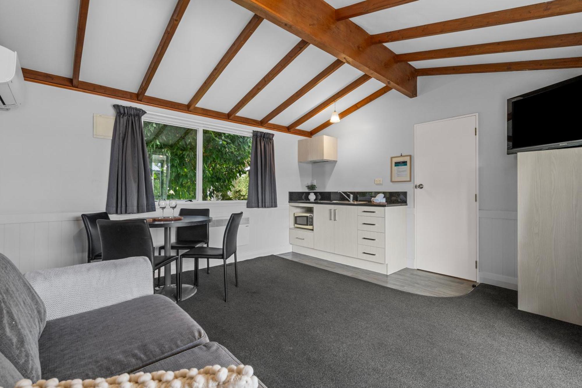 Tasman Holiday Parks - تي أناو المظهر الخارجي الصورة A typical studio apartment
