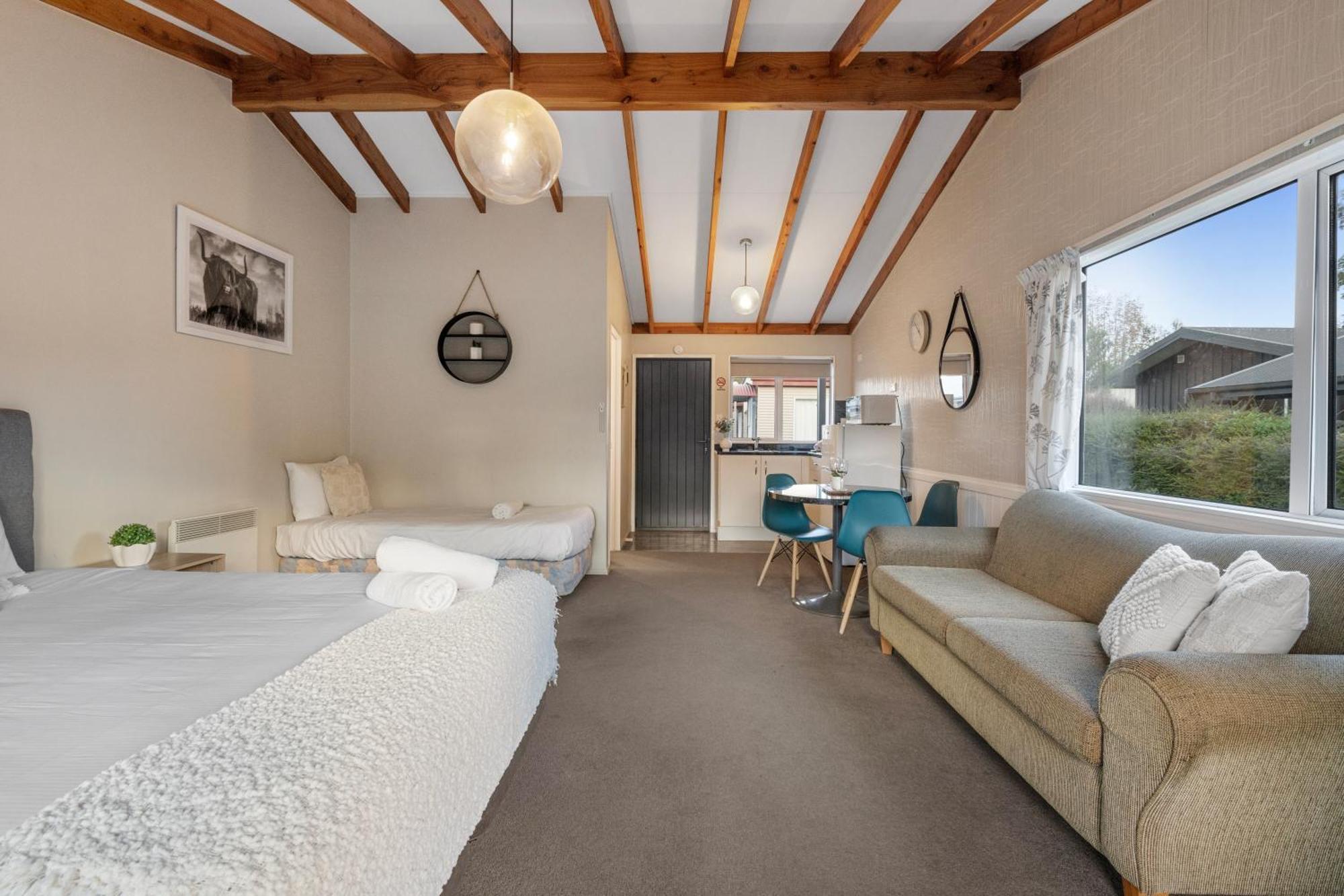 Tasman Holiday Parks - تي أناو المظهر الخارجي الصورة A typical studio apartment