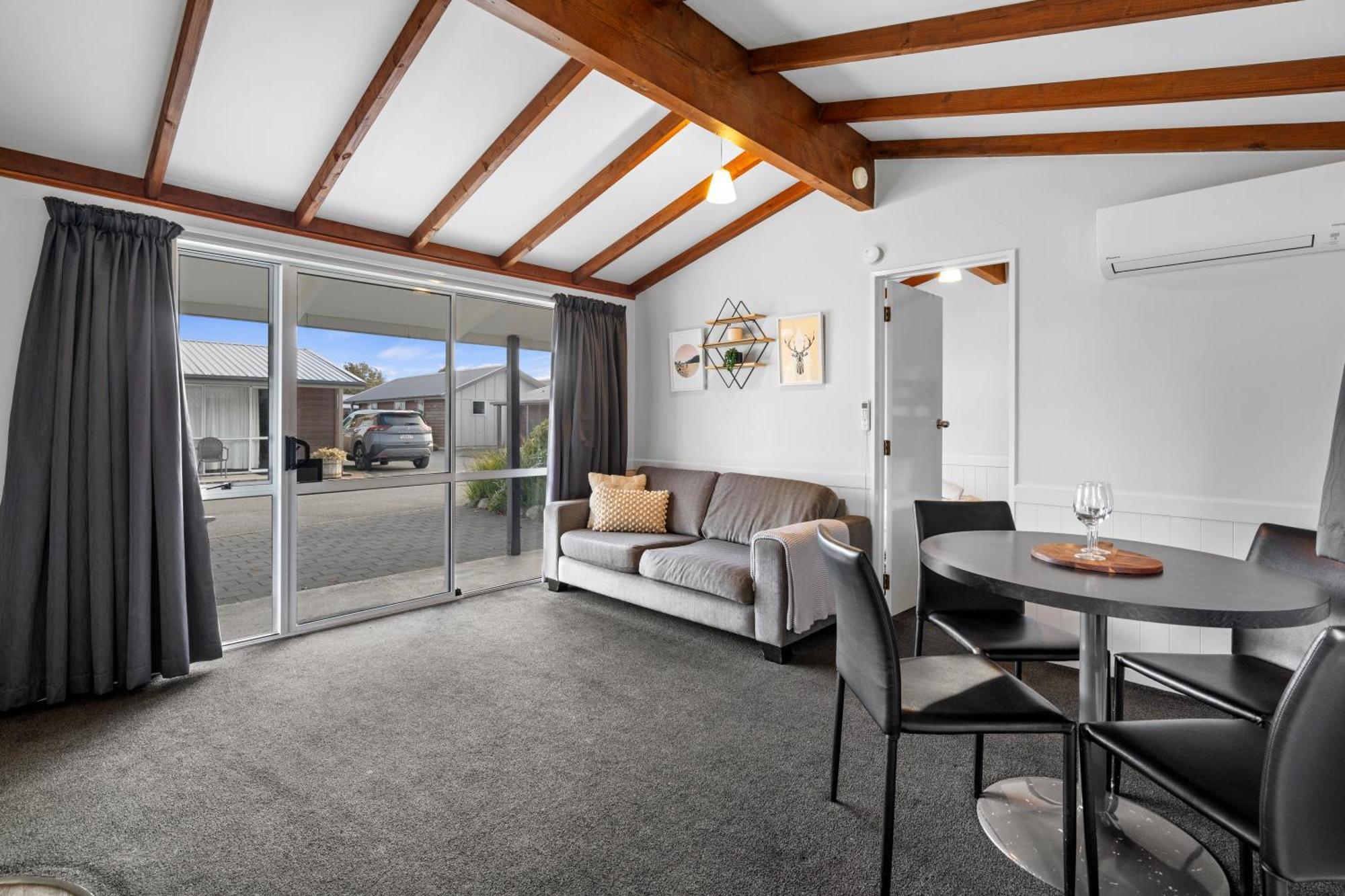 Tasman Holiday Parks - تي أناو المظهر الخارجي الصورة A typical one bedroom studio
