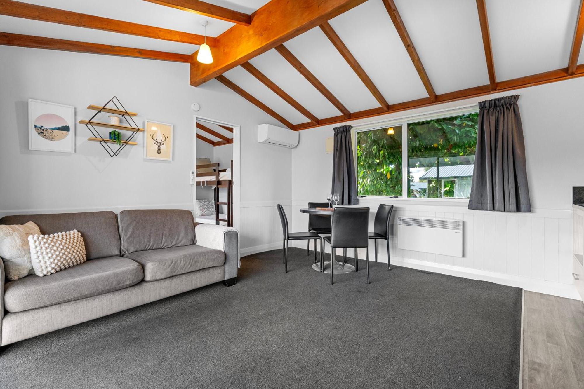 Tasman Holiday Parks - تي أناو المظهر الخارجي الصورة A typical one-bedroom apartment