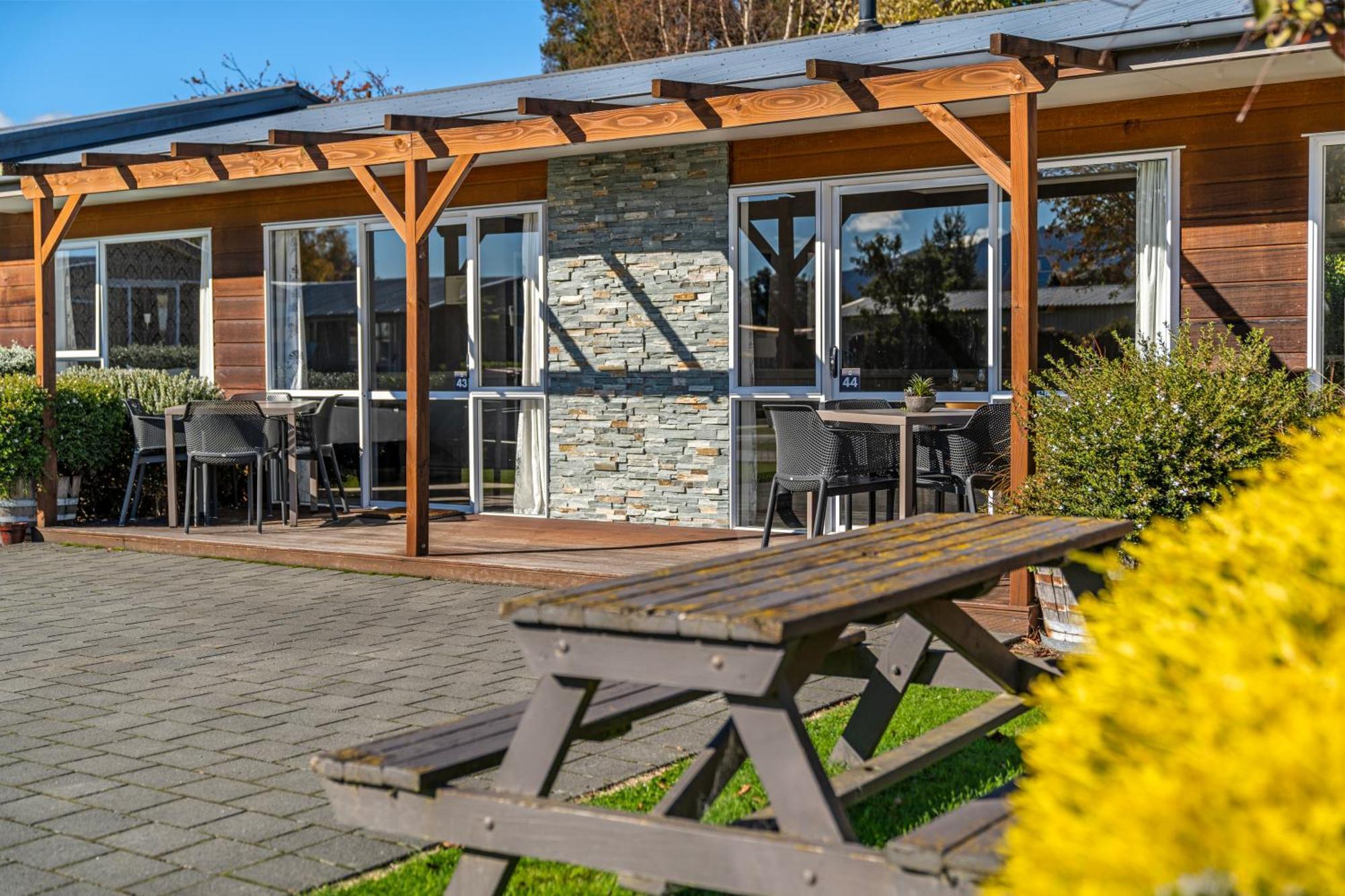 Tasman Holiday Parks - تي أناو المظهر الخارجي الصورة The cafe at the visitor centre