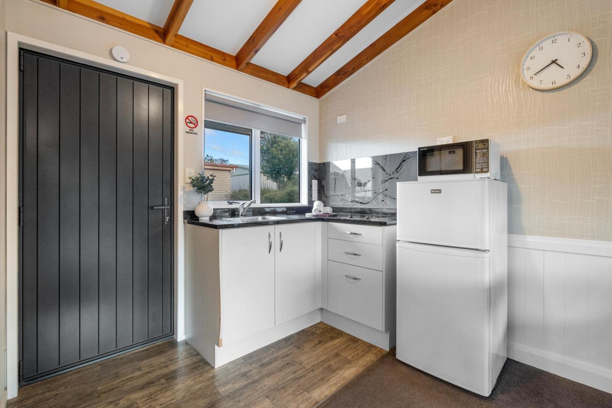 Tasman Holiday Parks - تي أناو المظهر الخارجي الصورة A kitchen in a motel