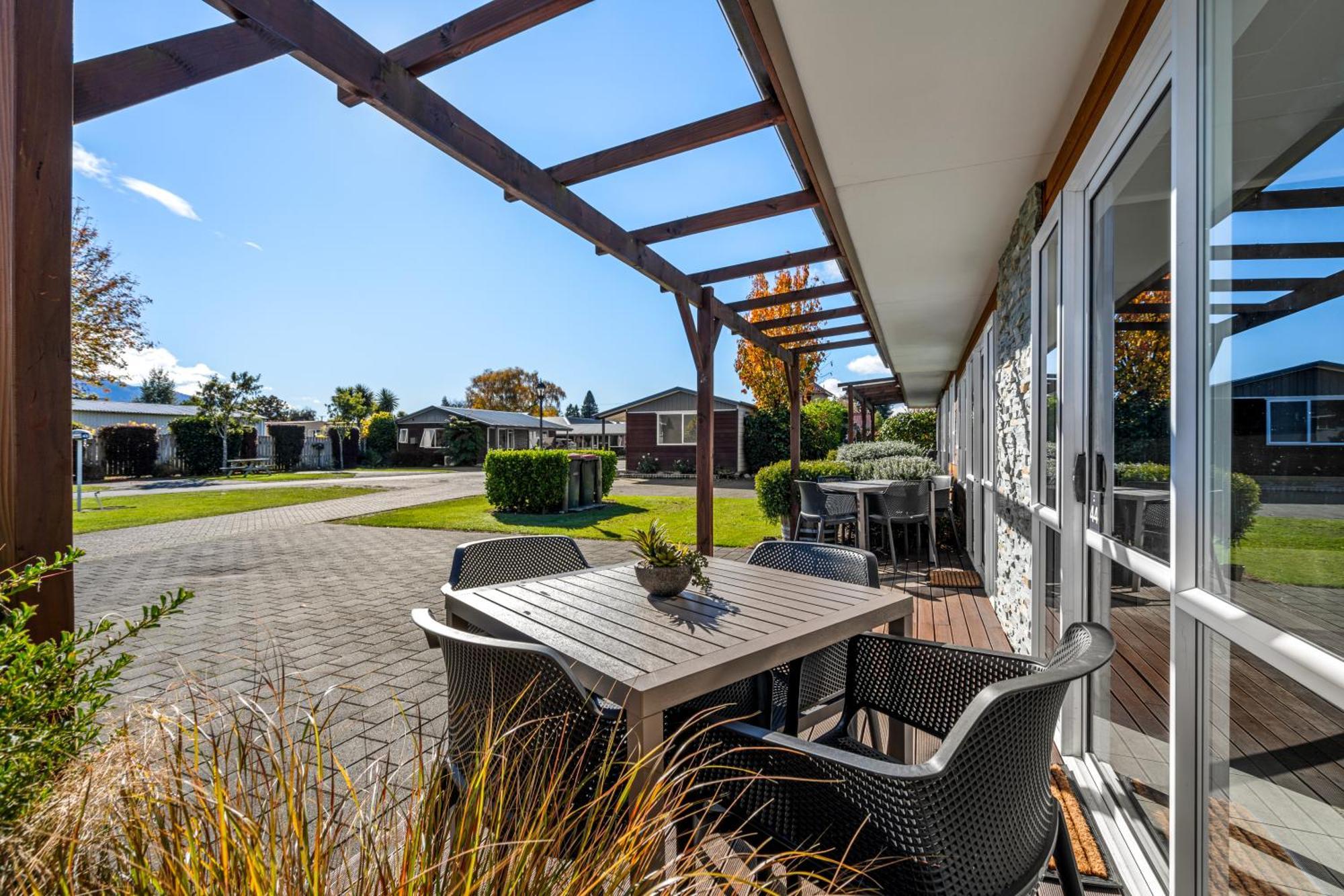 Tasman Holiday Parks - تي أناو المظهر الخارجي الصورة The Village at The Lakes College