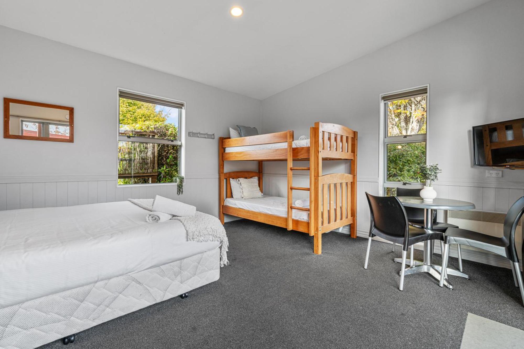 Tasman Holiday Parks - تي أناو المظهر الخارجي الصورة A typical studio room at a backpackers' hostel in Dunedin, New Zealand