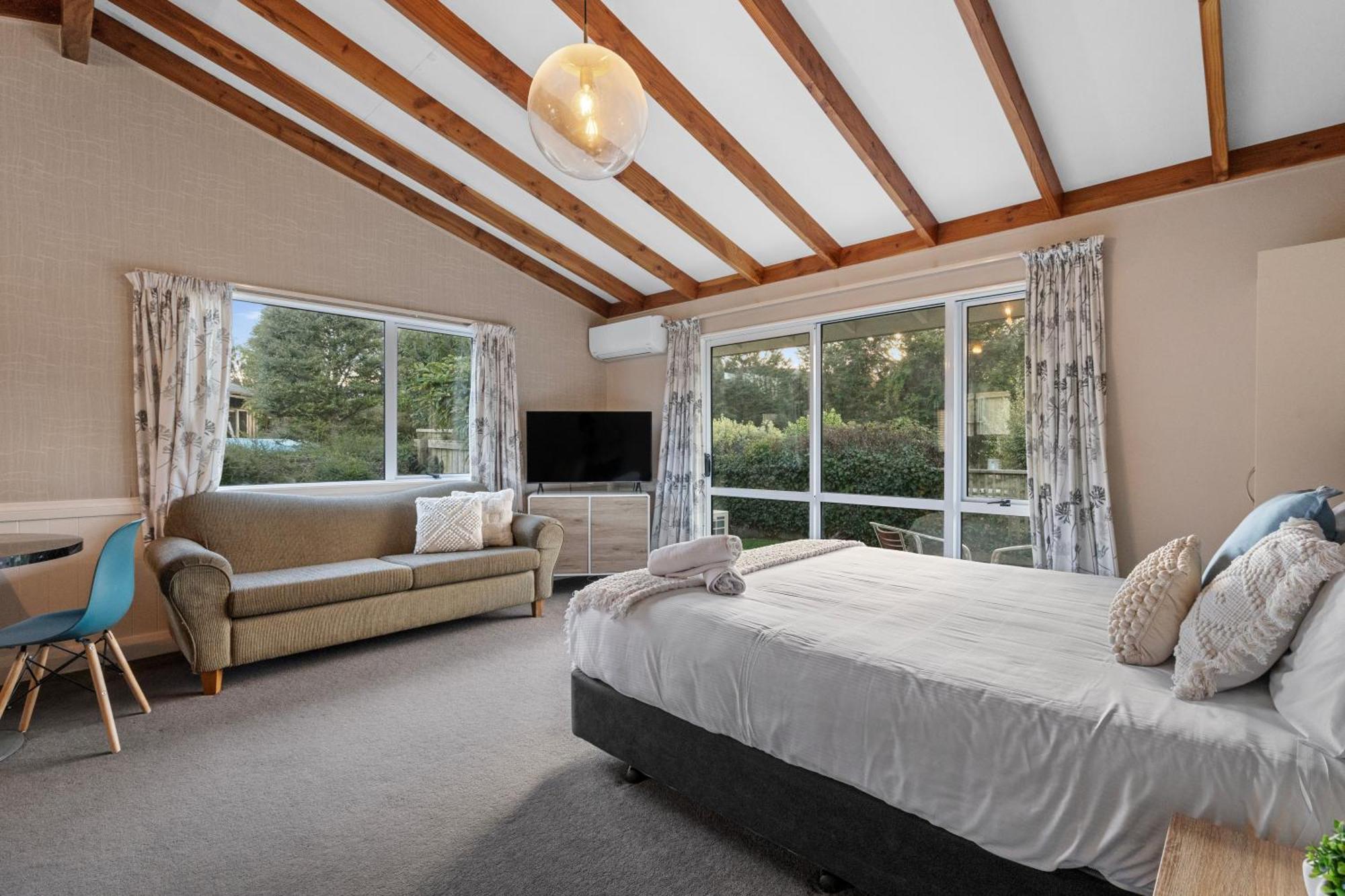 Tasman Holiday Parks - تي أناو المظهر الخارجي الصورة A bedroom in a house