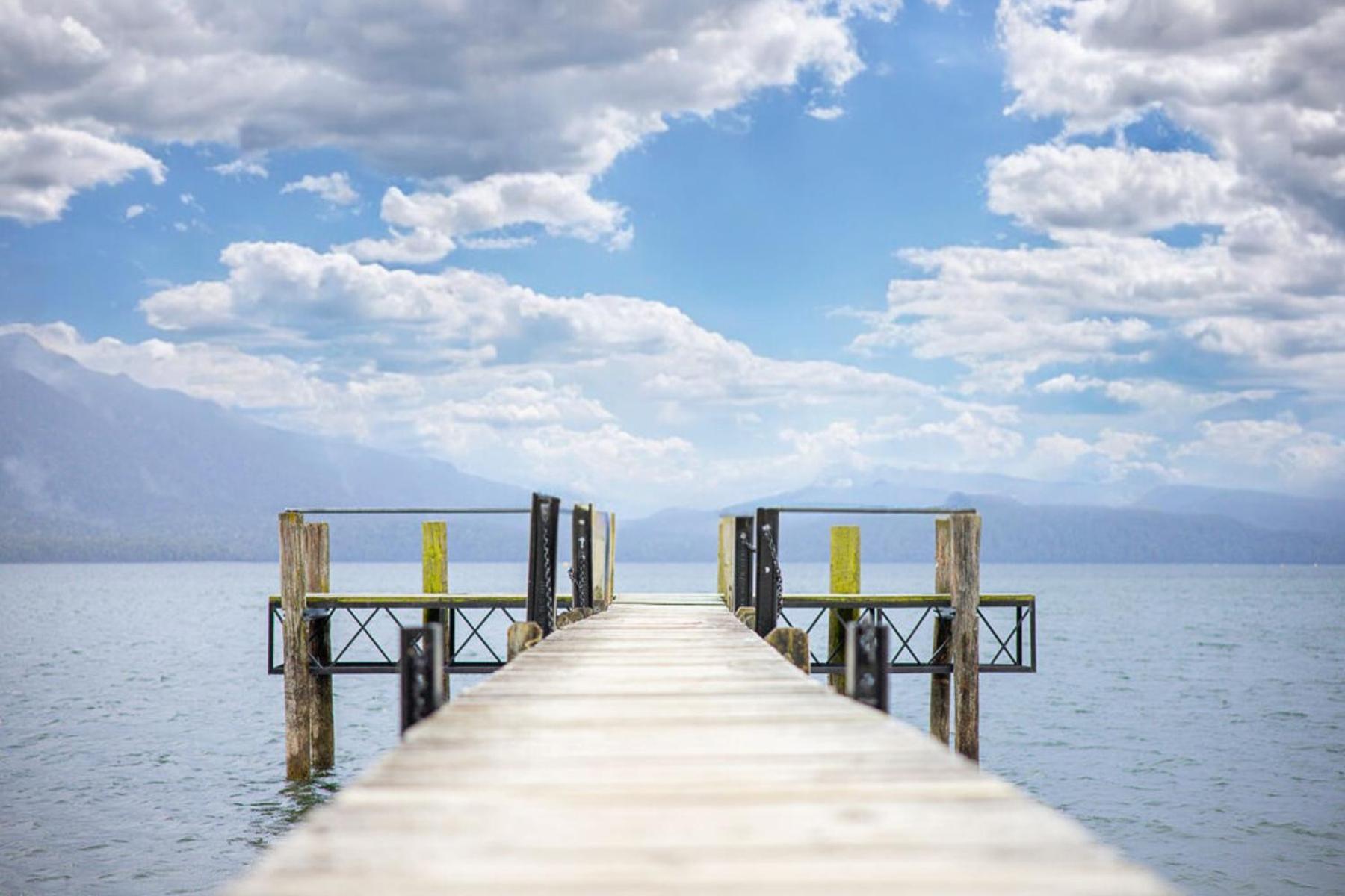 Tasman Holiday Parks - تي أناو المظهر الخارجي الصورة The pier at the lake