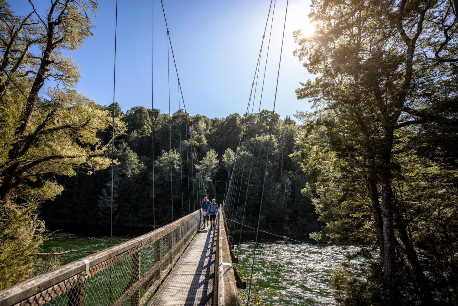 Tasman Holiday Parks - تي أناو المظهر الخارجي الصورة Swing bridge over the Heaphy River