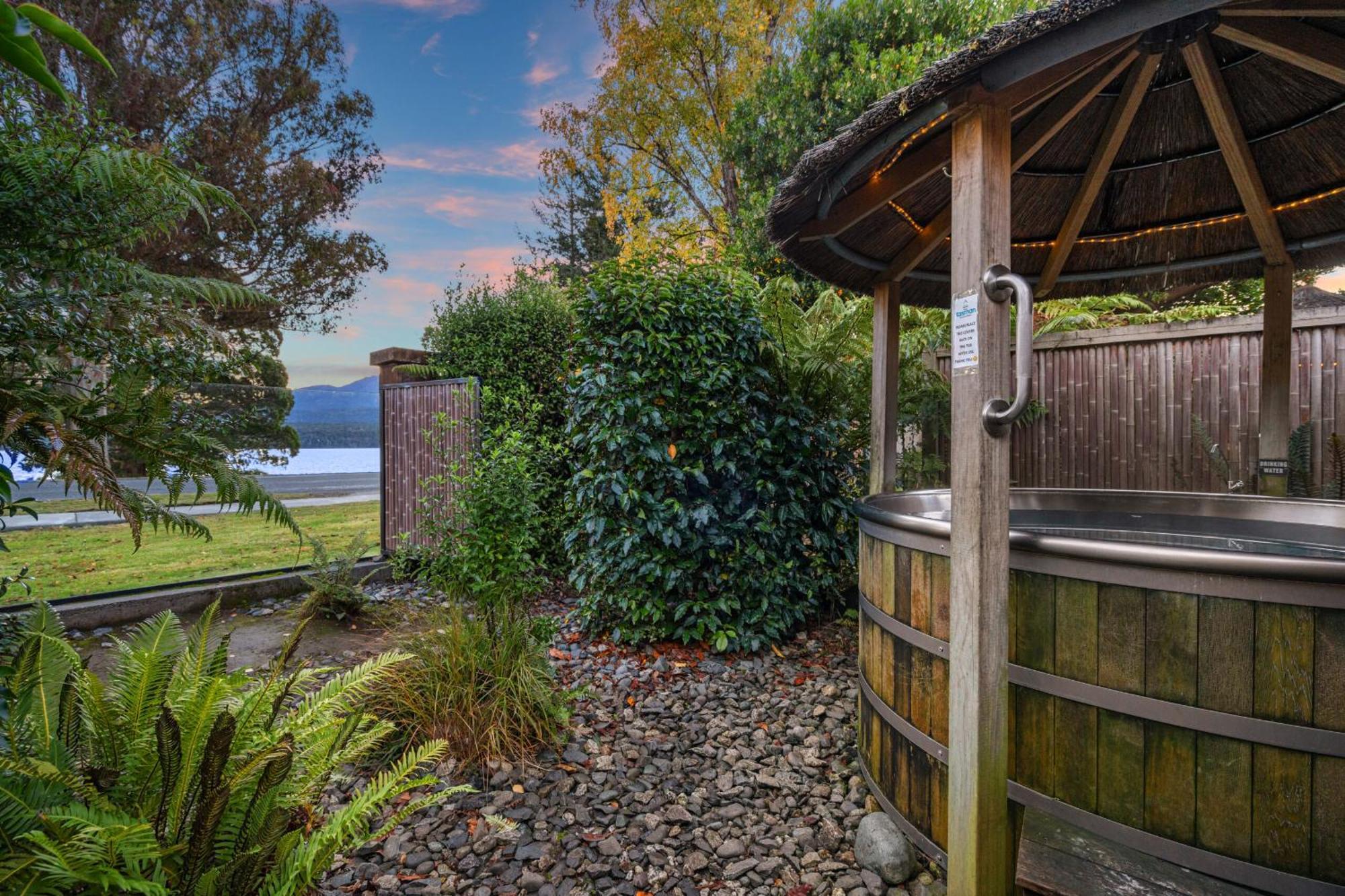 Tasman Holiday Parks - تي أناو المظهر الخارجي الصورة Hot Tub at the Lake