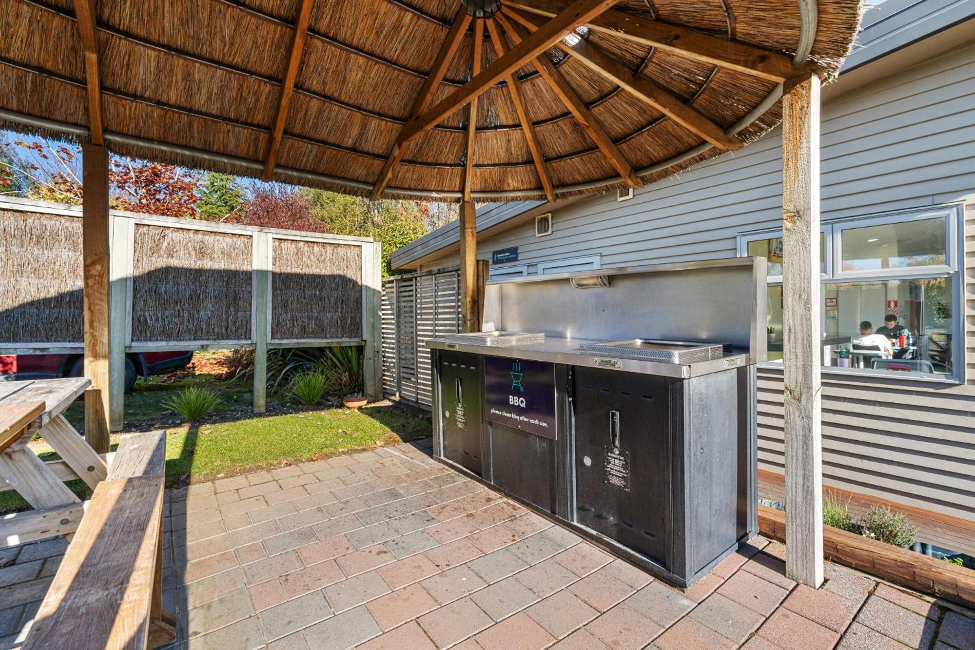 Tasman Holiday Parks - تي أناو المظهر الخارجي الصورة Outdoor kitchen