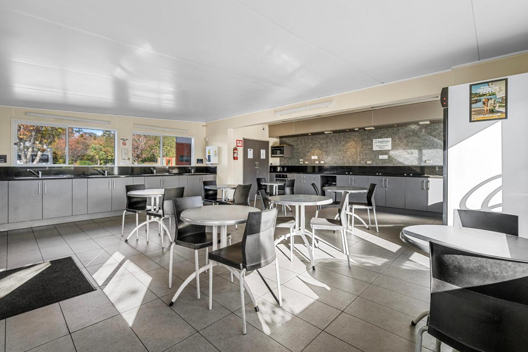 Tasman Holiday Parks - تي أناو المظهر الخارجي الصورة The interior of the lounge