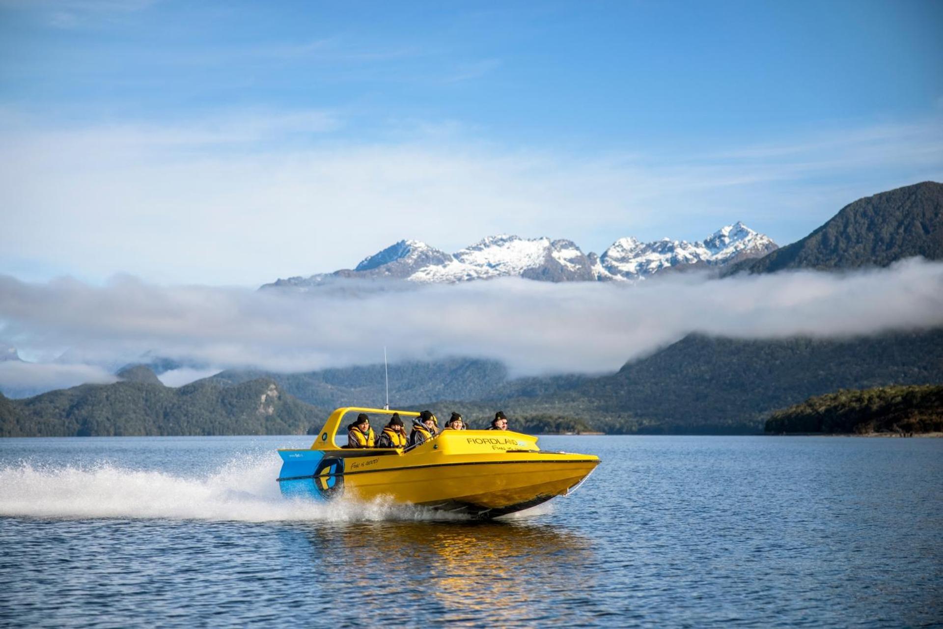 Tasman Holiday Parks - تي أناو المظهر الخارجي الصورة Jet boat on Lake Te Anau