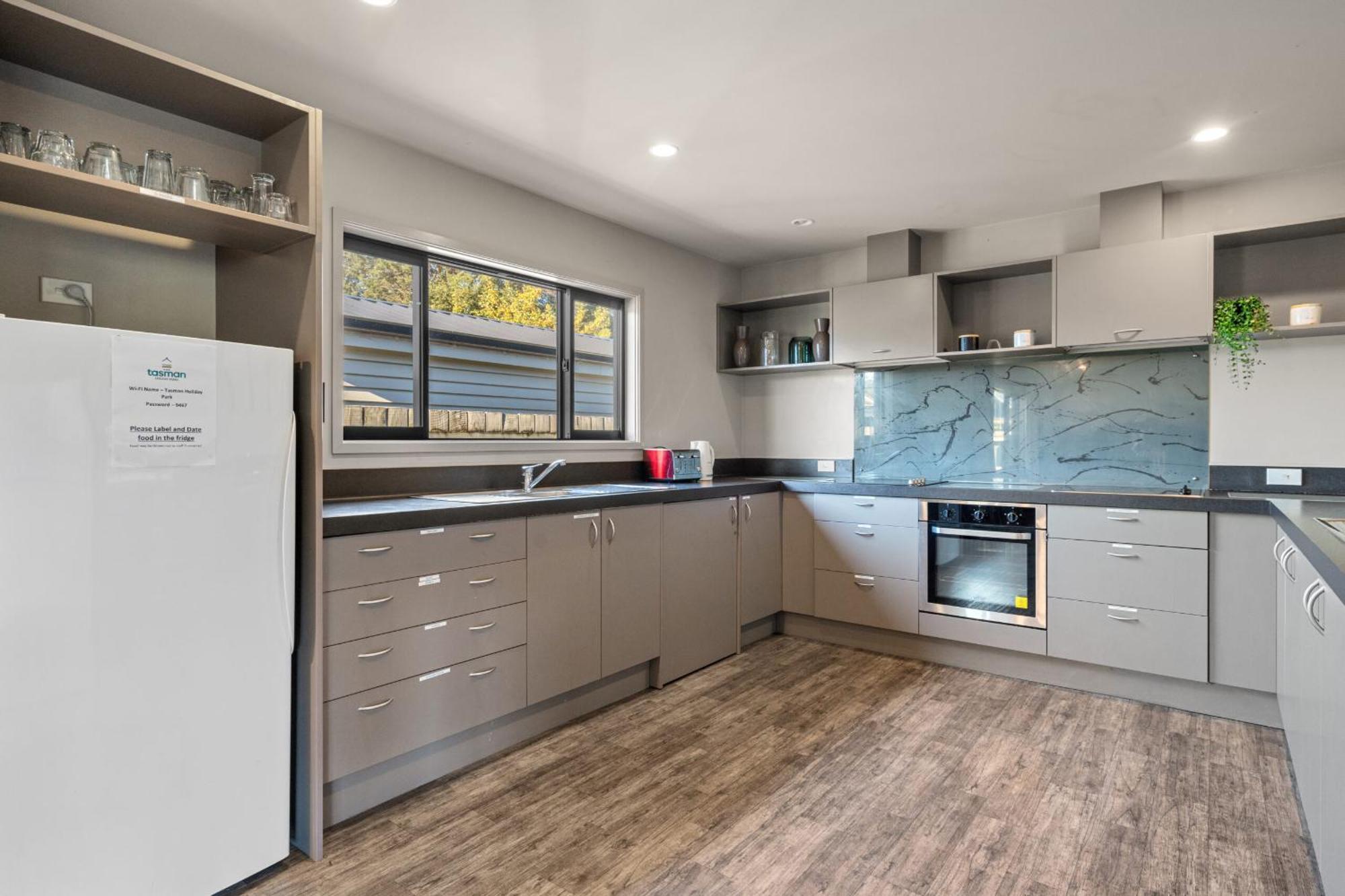 Tasman Holiday Parks - تي أناو المظهر الخارجي الصورة A modern kitchen