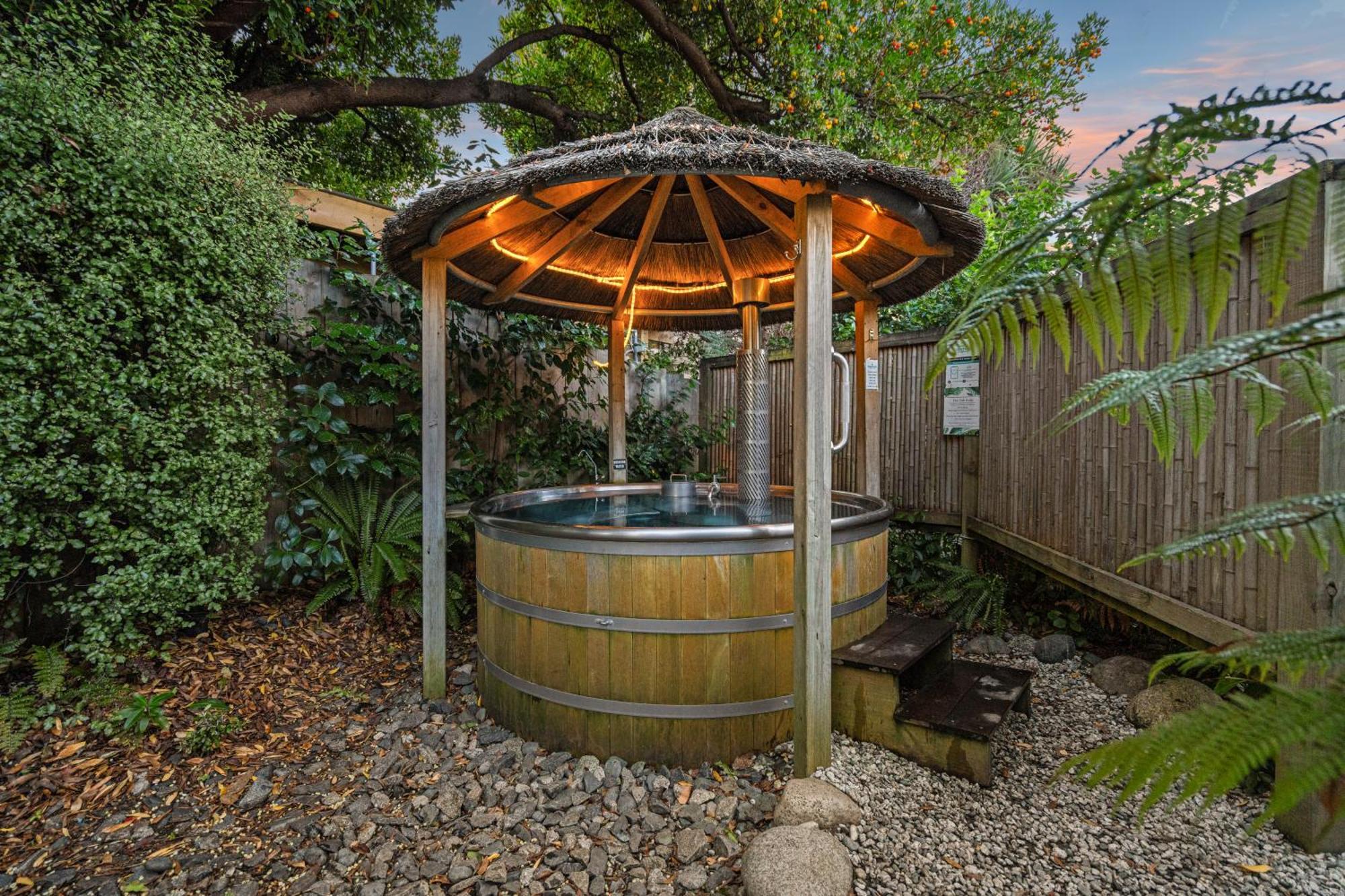 Tasman Holiday Parks - تي أناو المظهر الخارجي الصورة A hot tub in a backyard