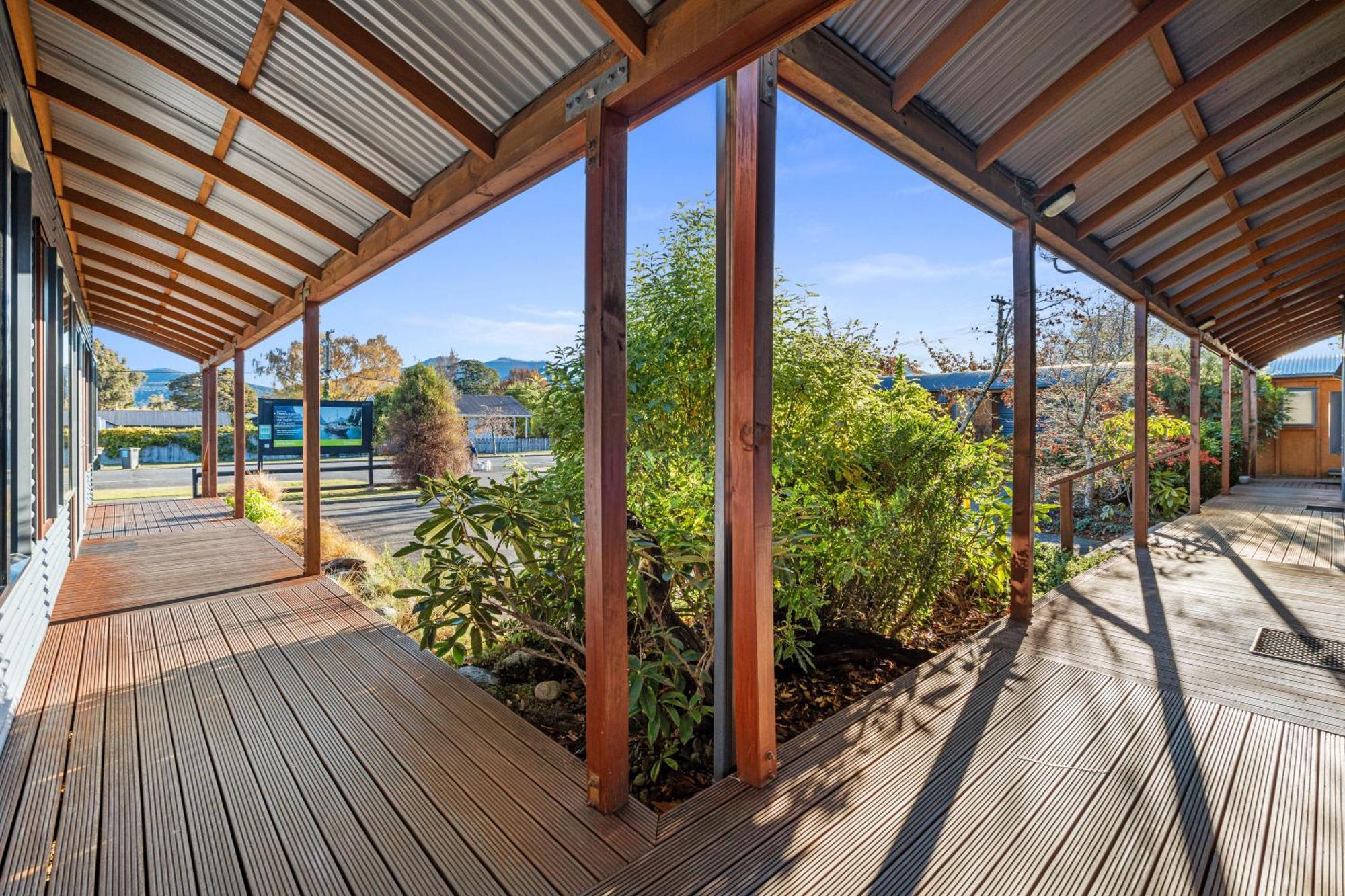 Tasman Holiday Parks - تي أناو المظهر الخارجي الصورة The deck at the front of the house
