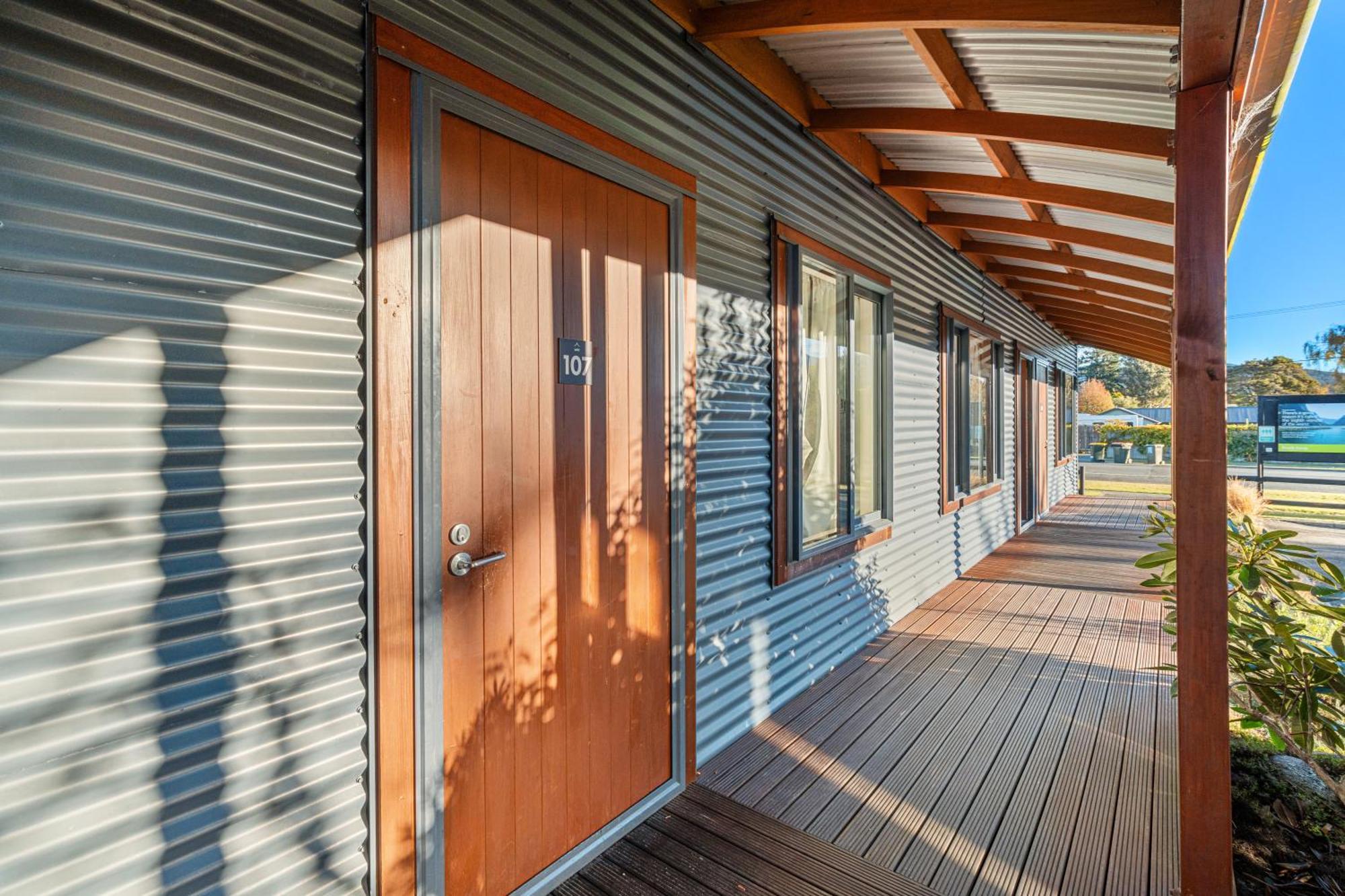 Tasman Holiday Parks - تي أناو المظهر الخارجي الصورة The exterior of a typical residential studio