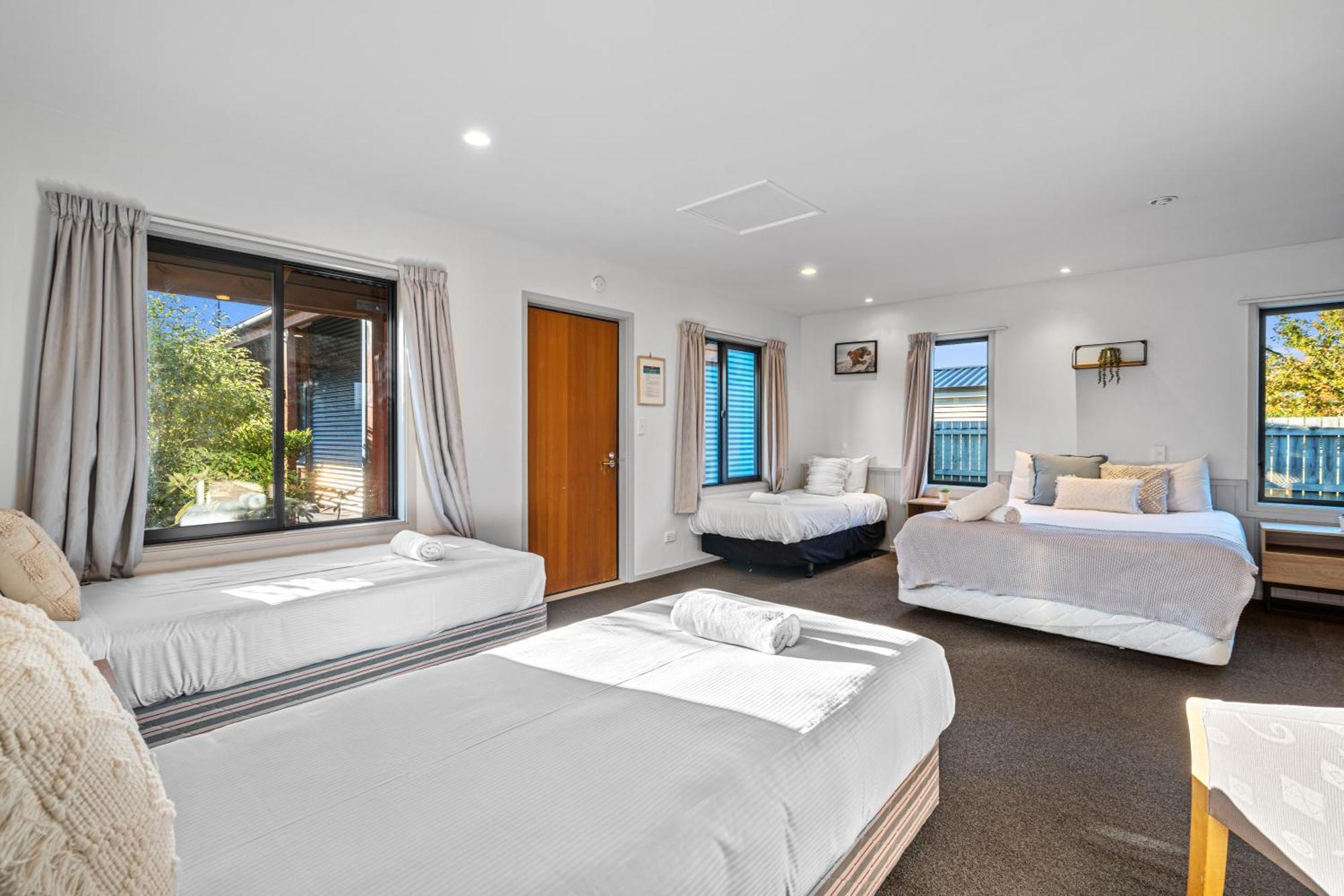 Tasman Holiday Parks - تي أناو المظهر الخارجي الصورة A typical motel room