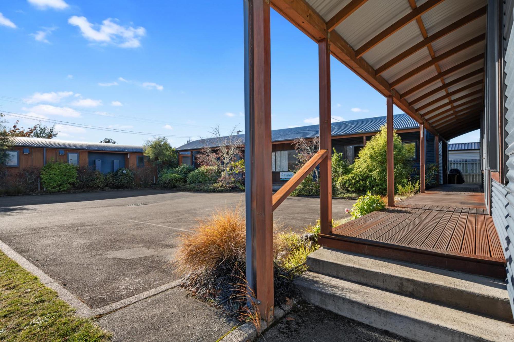 Tasman Holiday Parks - تي أناو المظهر الخارجي الصورة The entrance to the motel