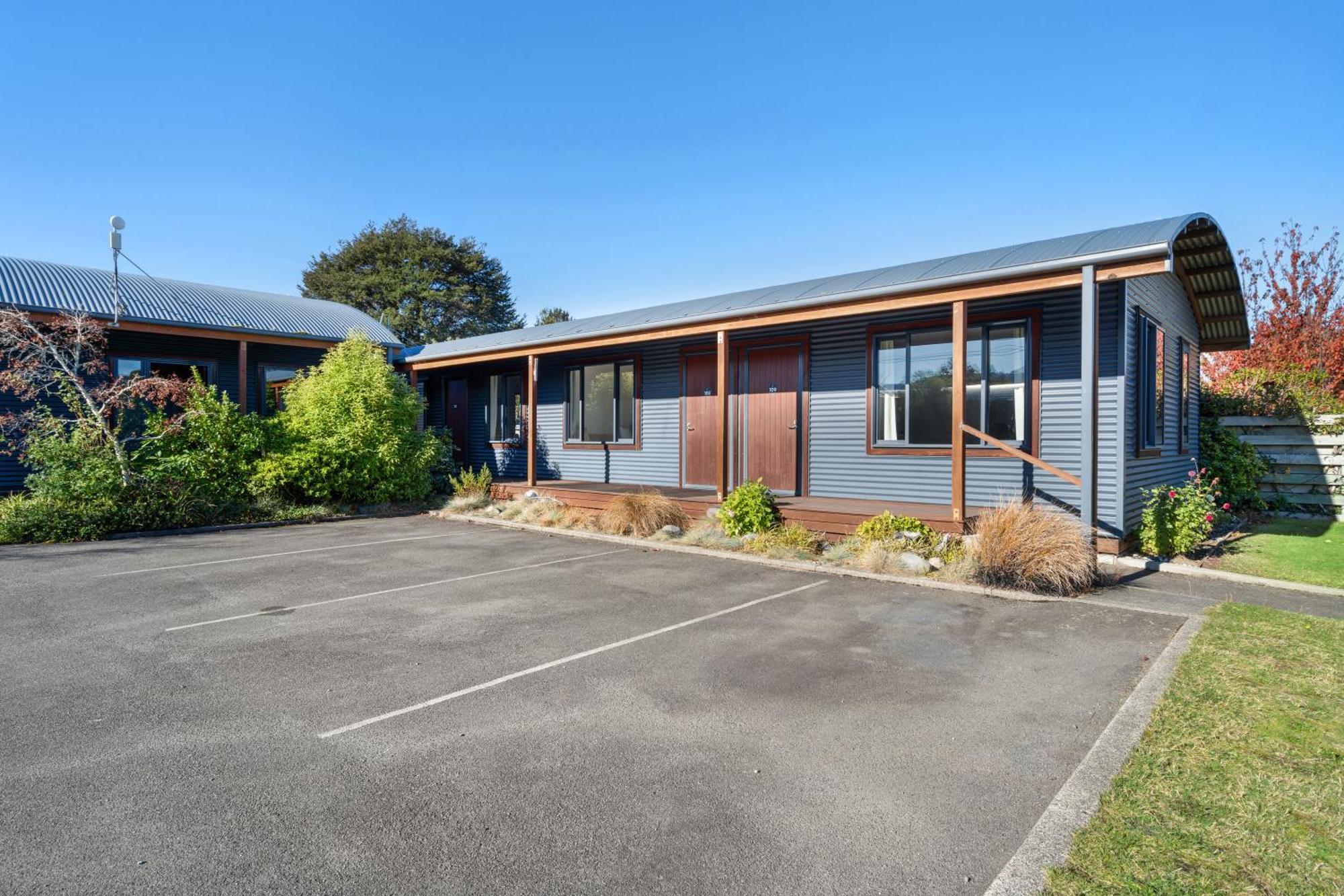Tasman Holiday Parks - تي أناو المظهر الخارجي الصورة The former station building at the station's current location