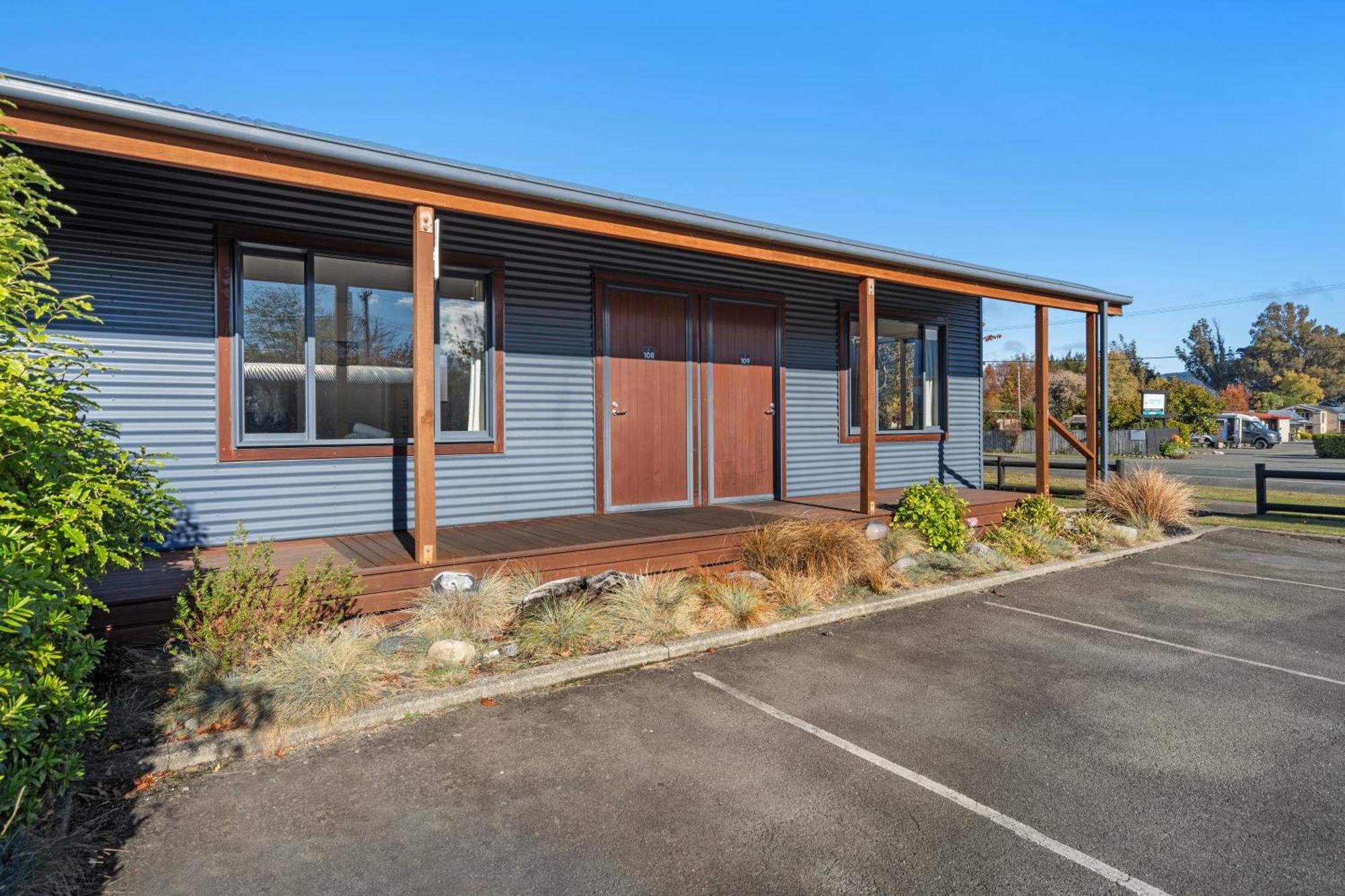 Tasman Holiday Parks - تي أناو المظهر الخارجي الصورة The former school hall, now the school library