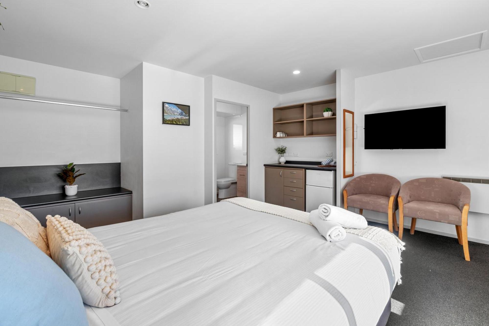 Tasman Holiday Parks - تي أناو المظهر الخارجي الصورة A typical studio apartment